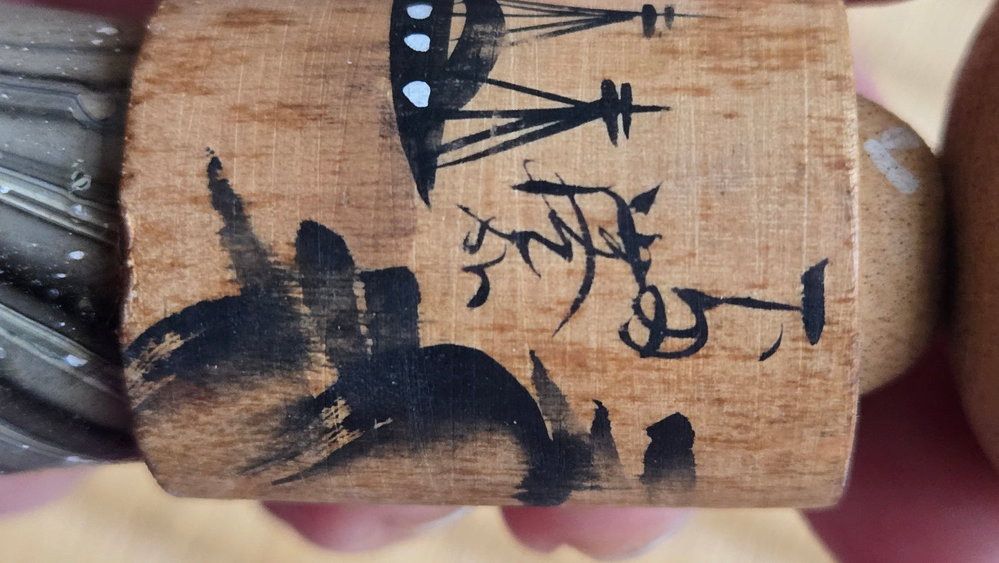 🎎 Kokeshi traditionnelle miniature, scène de bateaux à quai