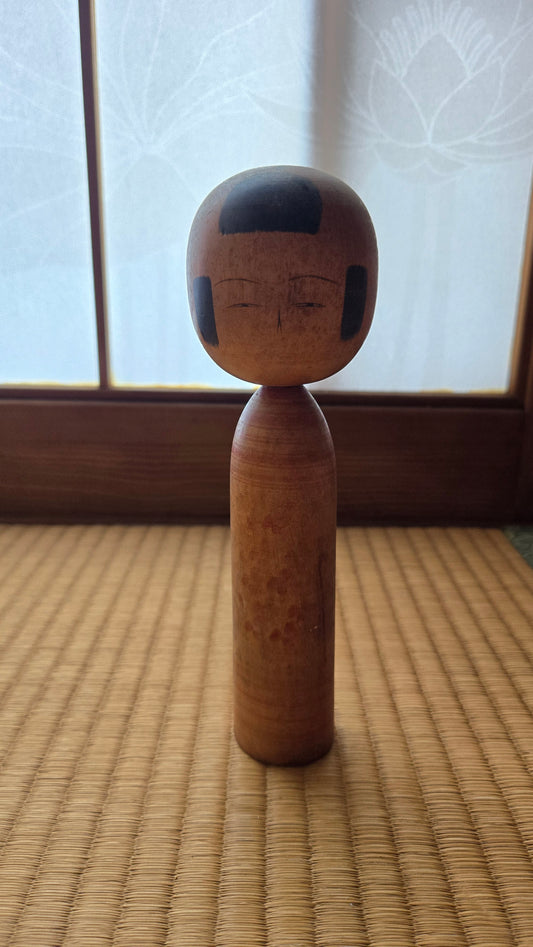 🎎 Kokeshi ancienne au bois brut, visage épuré