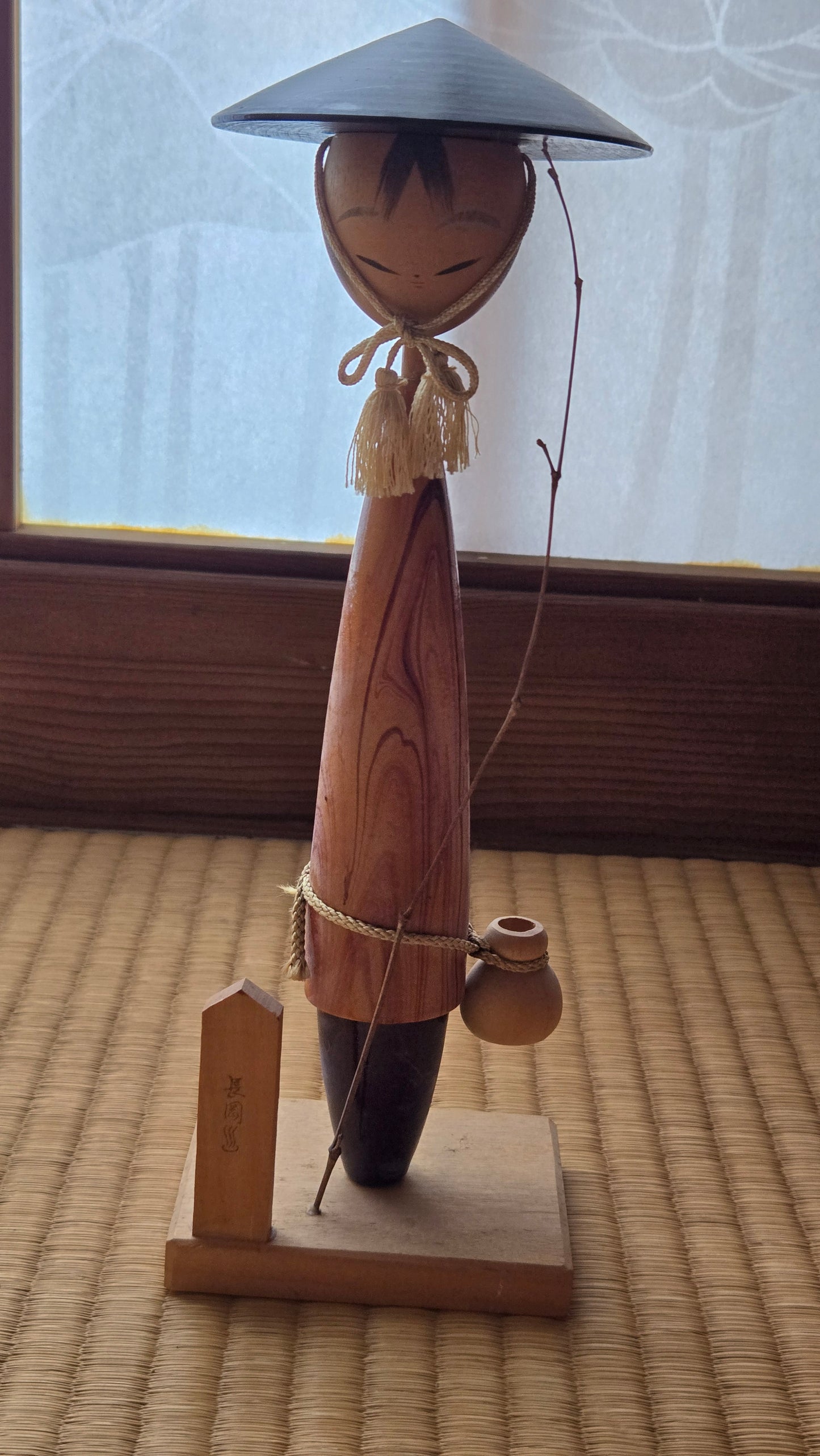 🎎 Figurine en bois d'un pêcheur, chapeau kasa et gourde de saké