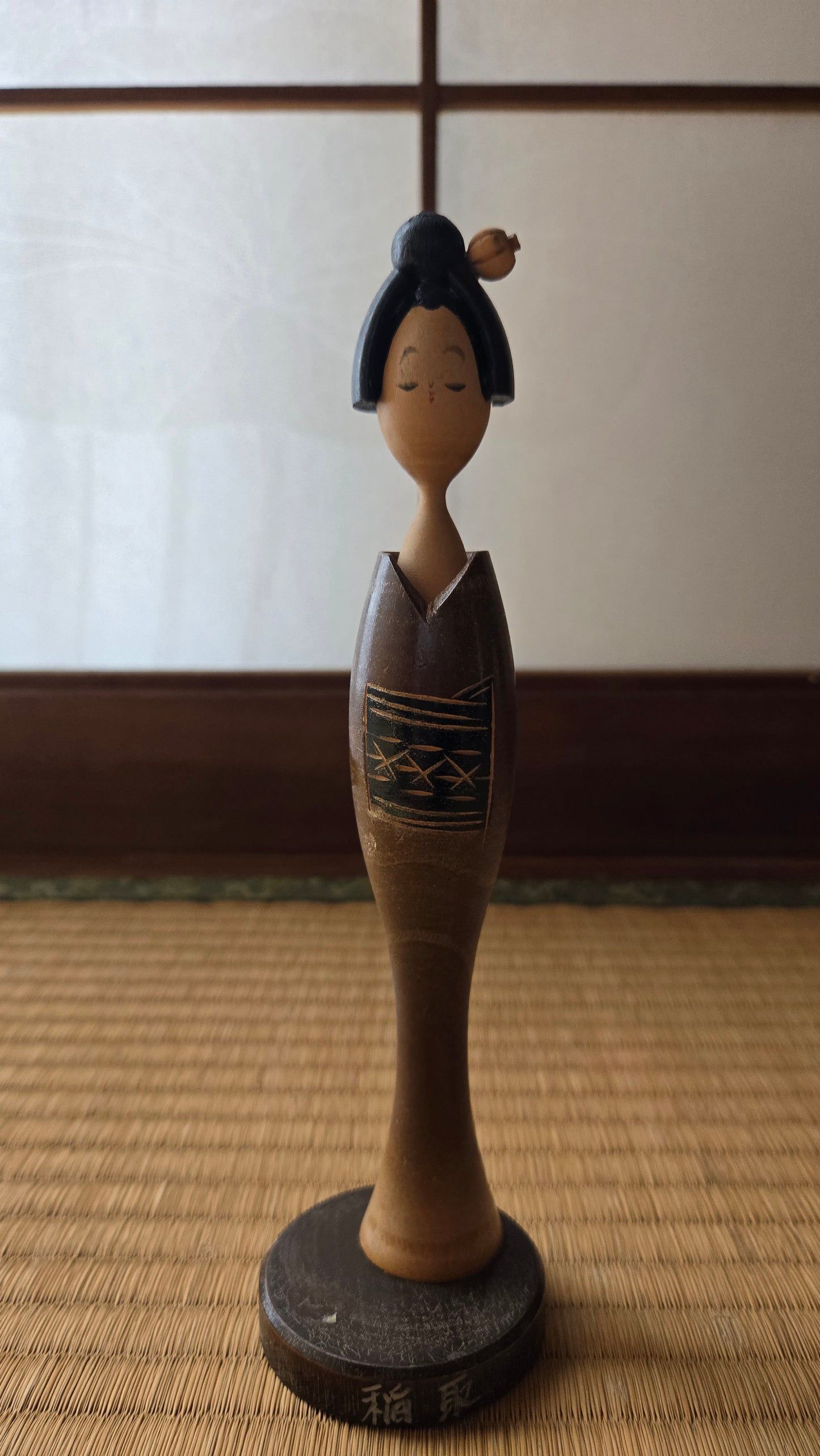 🎎 Kokeshi ancienne en bois — chignon orné d'un kanzashi