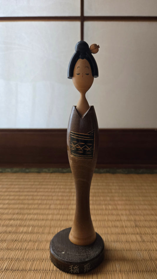 🎎 Kokeshi ancienne en bois — chignon orné d'un kanzashi