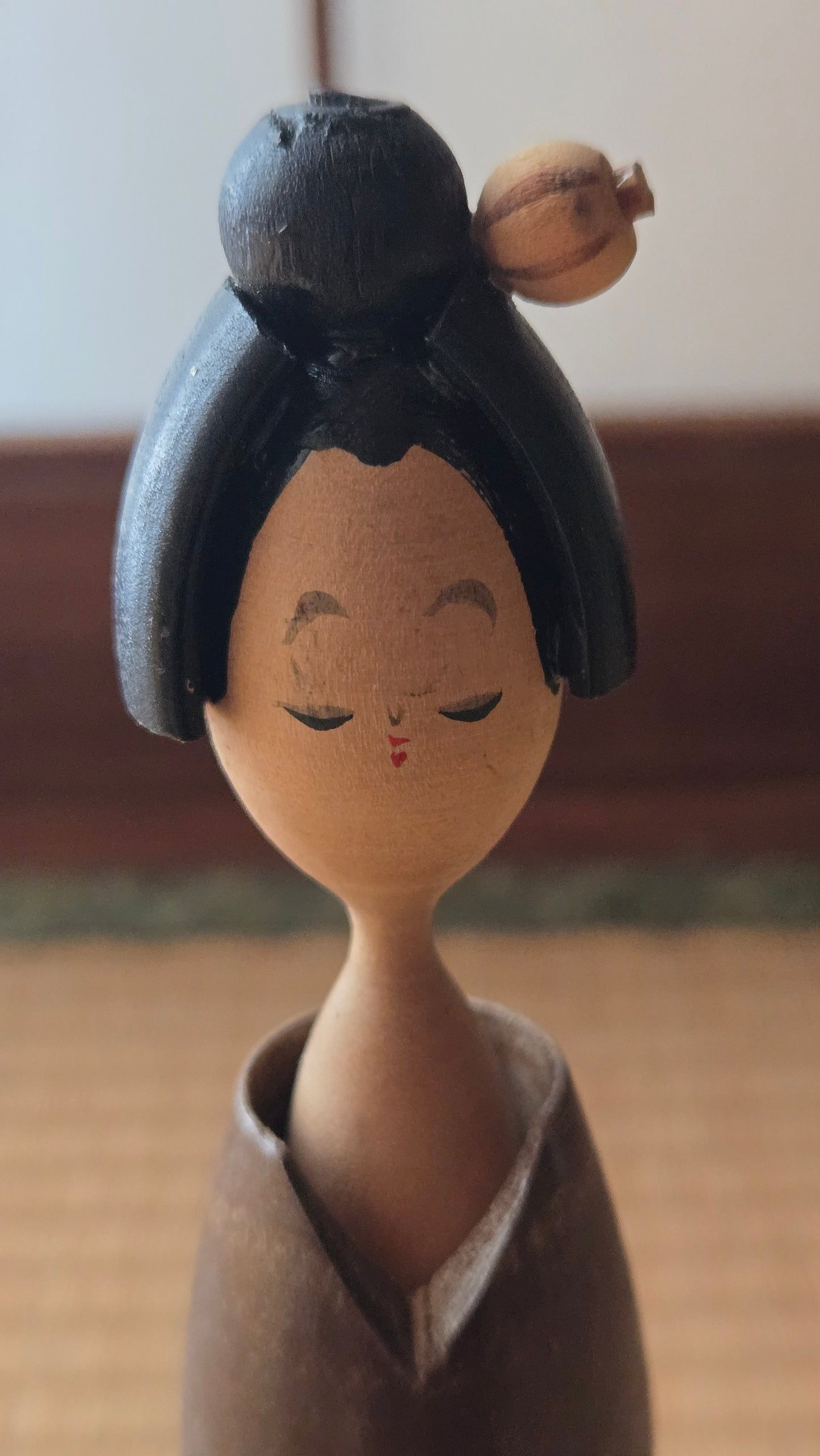 🎎 Kokeshi ancienne en bois — chignon orné d'un kanzashi