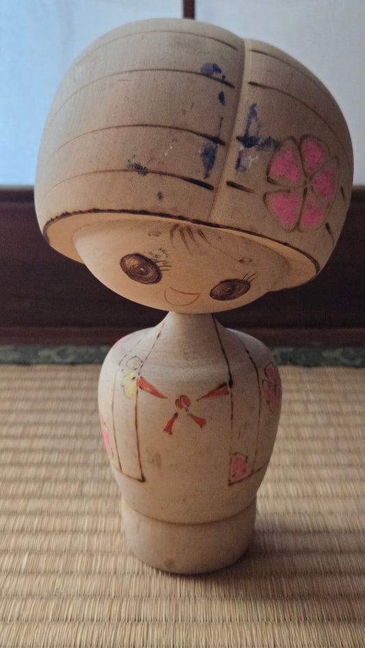 🎎 Kokeshi sōsaku vintage datée 1978 — fleurs de cerisier et nœud peint