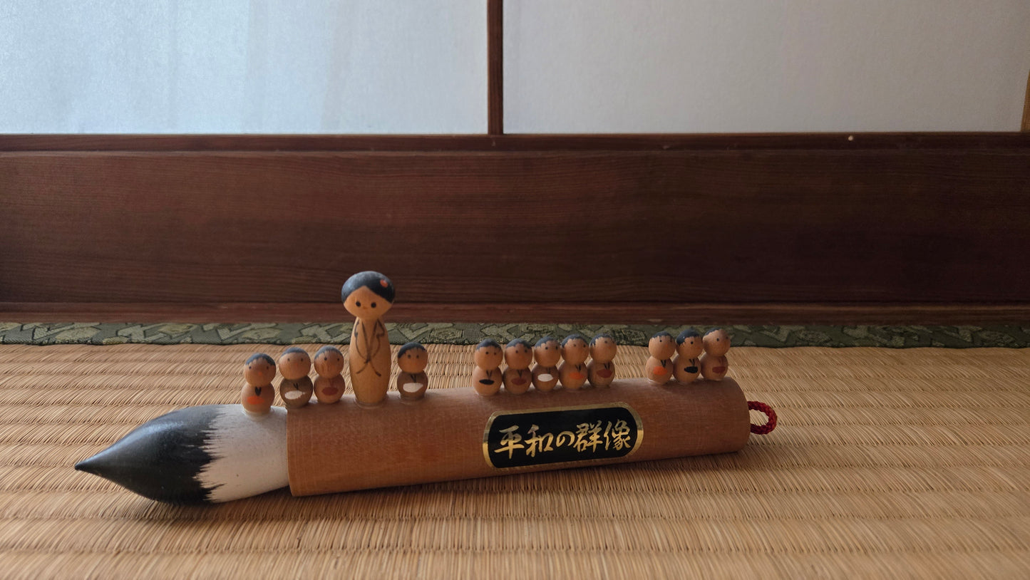 🖌️ Souvenir sculpté en forme de pinceau — "Heiwa no Gunzō" (平和の群像)