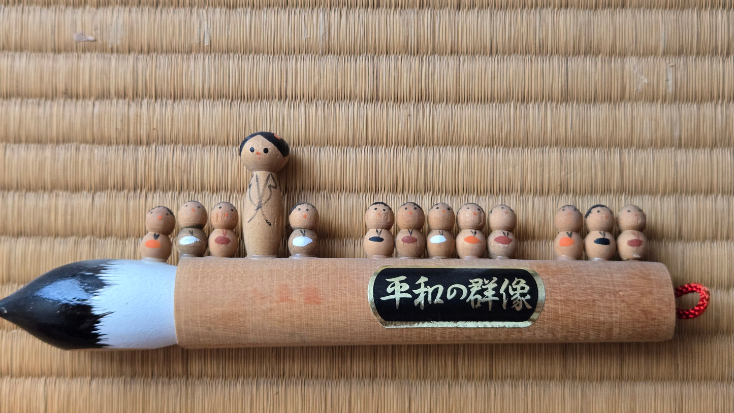 🖌️ Souvenir sculpté en forme de pinceau — "Heiwa no Gunzō" (平和の群像)