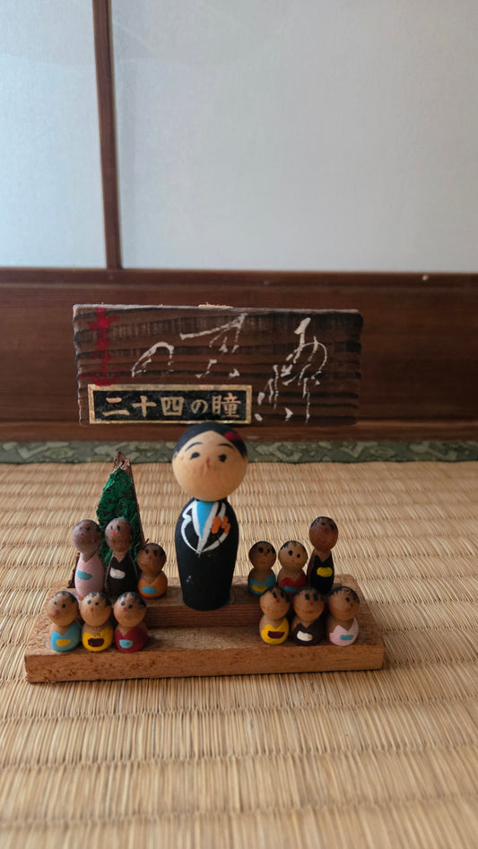 🎎 Ensemble kokeshi souvenir "Nijūshi no Hitomi" (二十四の瞳 — Vingt-quatre prunelles)