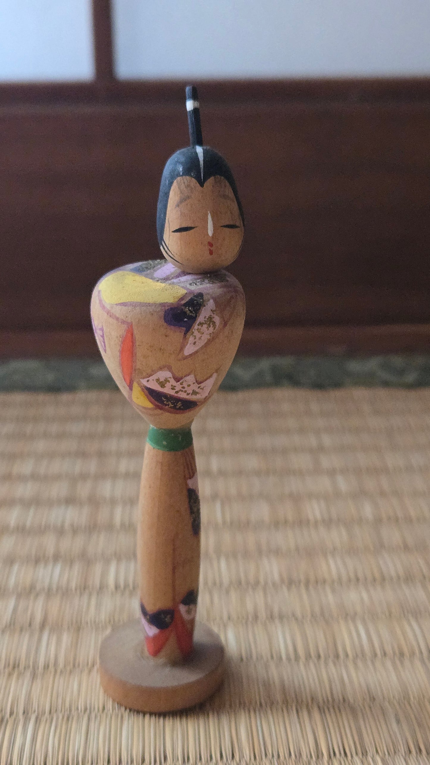 🎎 Kokeshi sōsaku vintage — kimono aux motifs floraux pailletés