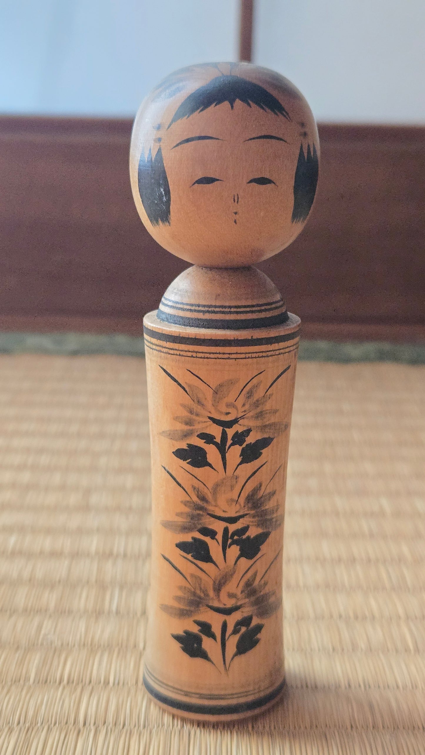 🎎 Kokeshi Naruko miniature — cou annelé et motifs floraux à l'encre