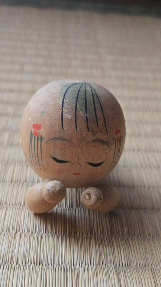 🎎 Kokeshi miniature en forme de tête ronde — poupée "okiagari" à petits bras