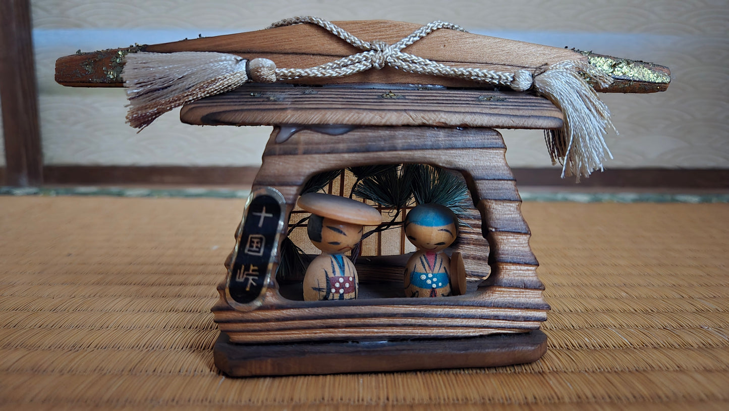 🎐 Souvenir en bois du col de Jikkoku (十国峠), miniature avec kokeshi — Japon vintage