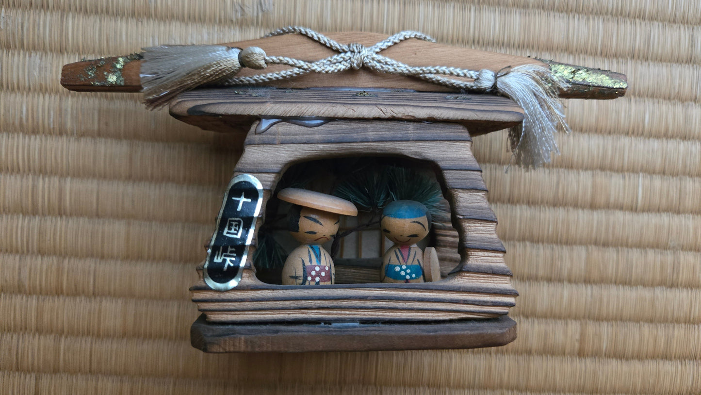 🎐 Souvenir en bois du col de Jikkoku (十国峠), miniature avec kokeshi — Japon vintage