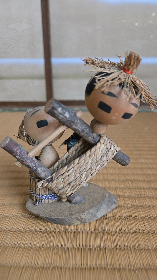 🌾 Scène villageoise en bois et paille — couple de porteurs au fléau, artisanat populaire japonais