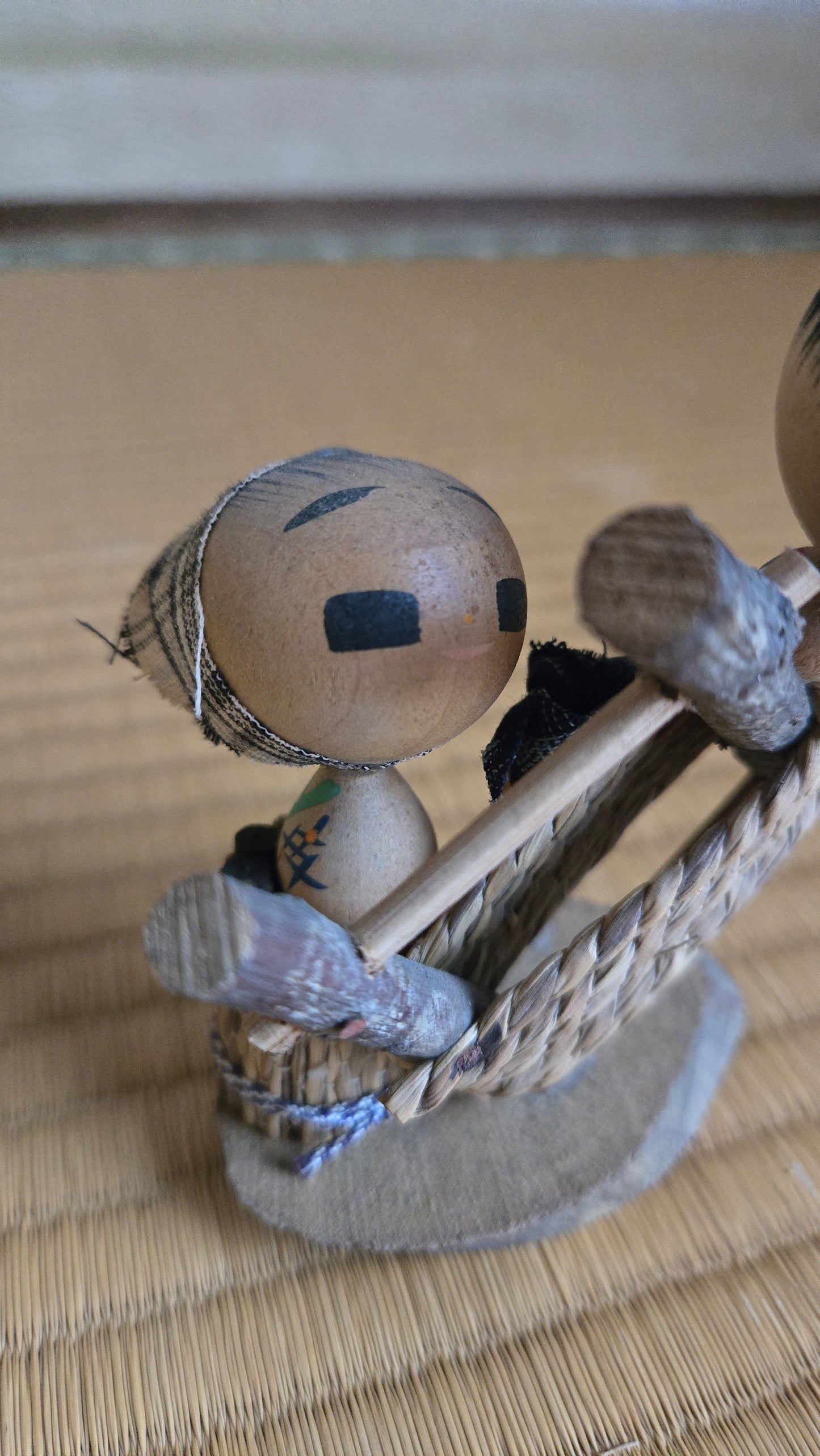 🌾 Scène villageoise en bois et paille — couple de porteurs au fléau, artisanat populaire japonais