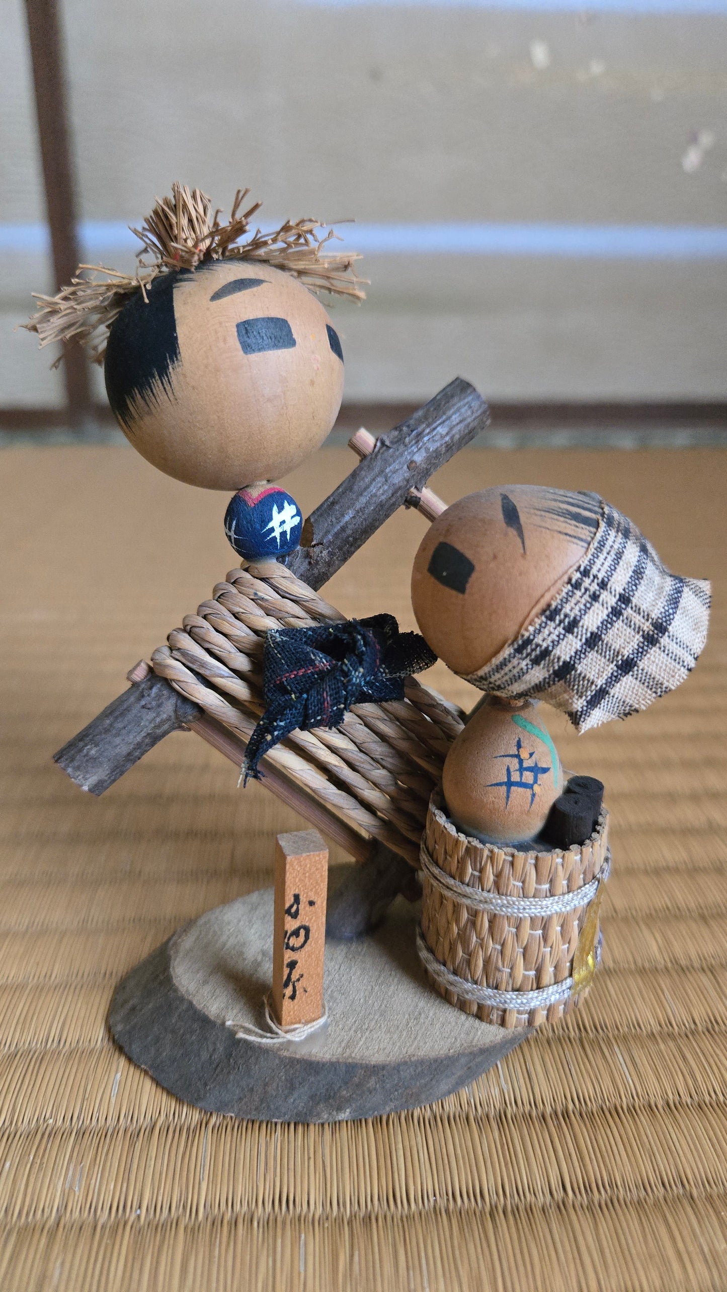 🌾 Scène villageoise en bois et paille — couple de porteurs au fléau, artisanat populaire japonais