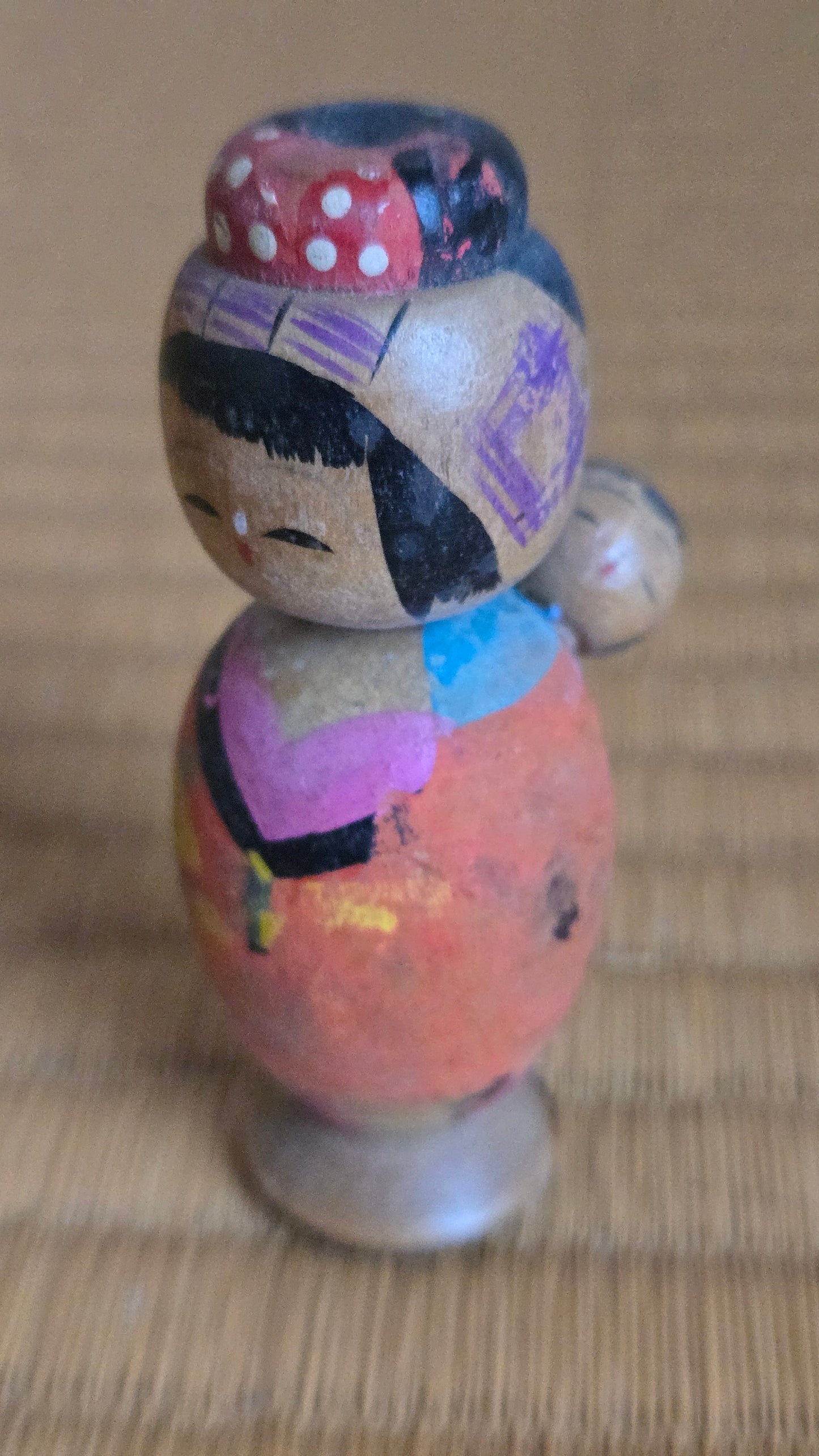 🎎 Kokeshi « onbu » — mère et bébé porté sur le dos, poupée en bois peinte