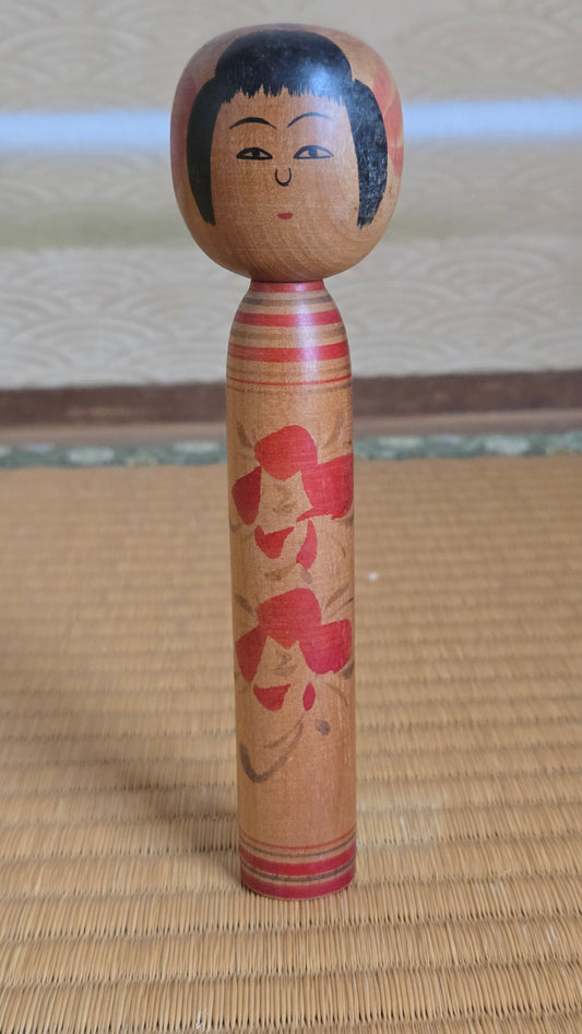 🎎 Kokeshi sōsaku signée — visage doux et motif floral rouge