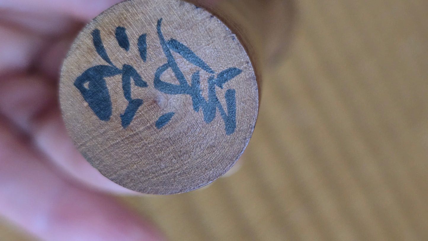 🎎 Kokeshi sōsaku signée — visage doux et motif floral rouge