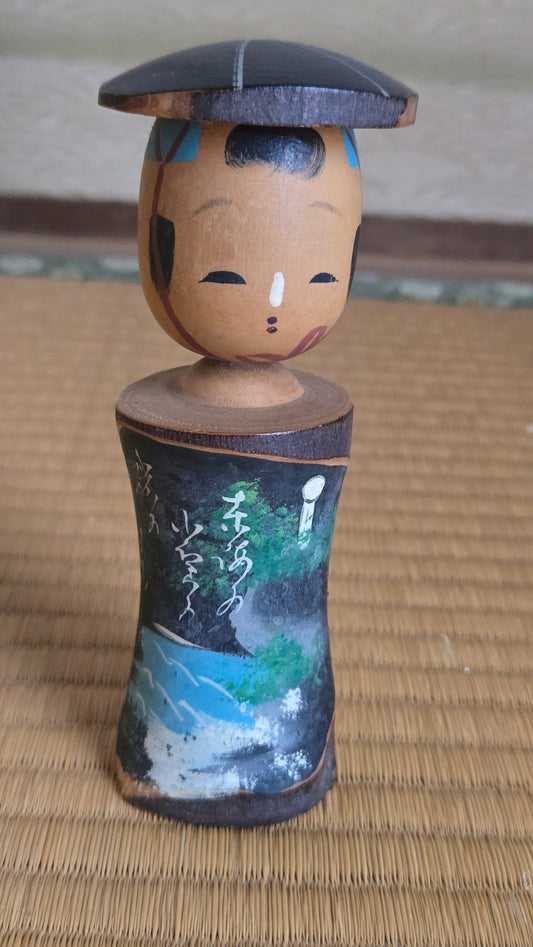 🎎 Kokeshi souvenir « kankō » — paysage nocturne peint, chapeau large laqué