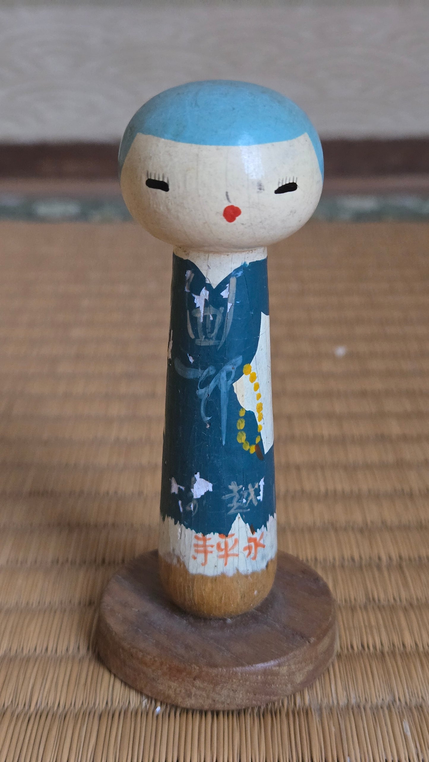 🎎 Kokeshi représentant une nonne bouddhiste — robe bleu nuit et chapelet (juzu)