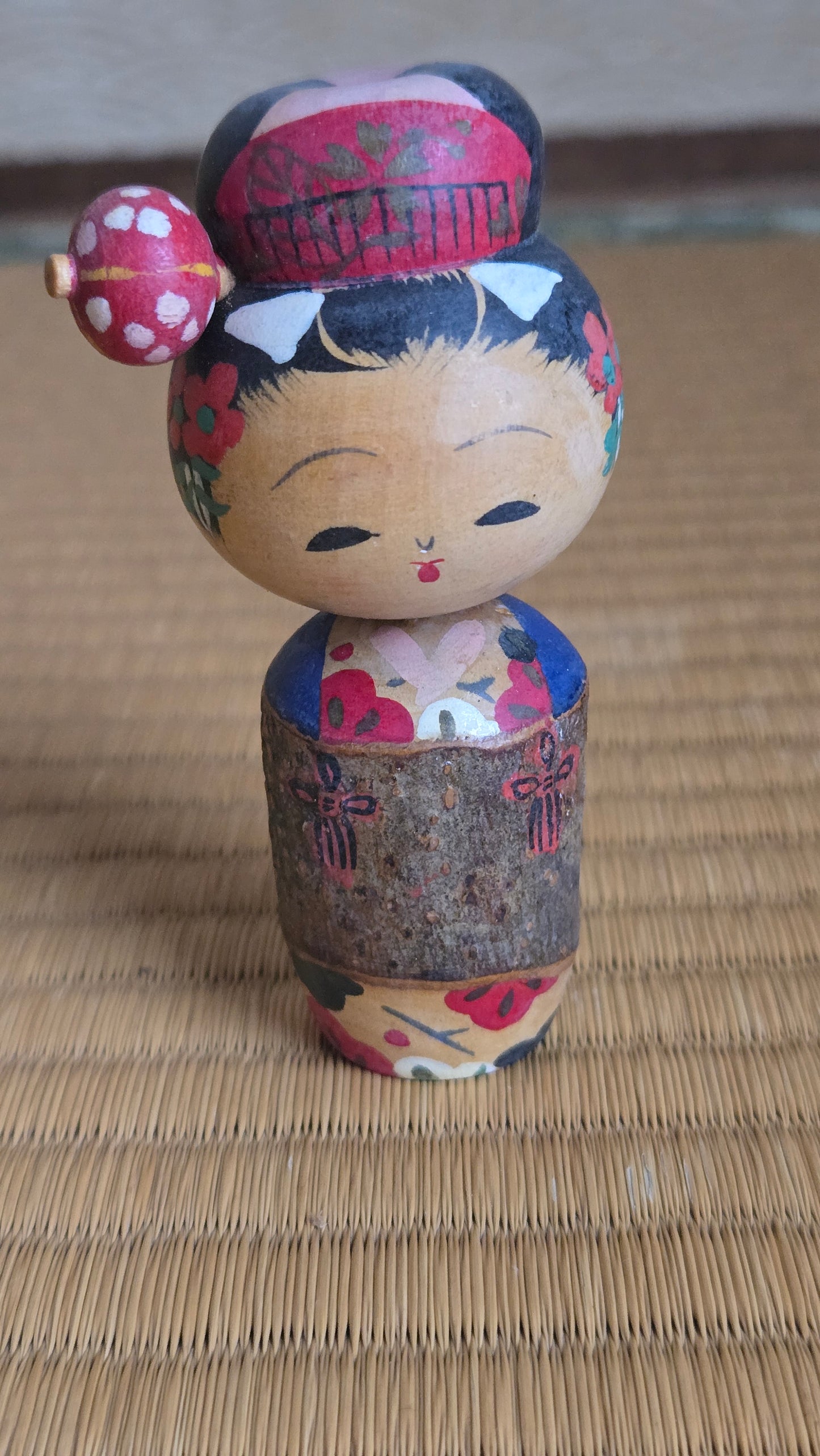 🎎 Kokeshi sōsaku — coiffure élaborée, écorce naturelle et hochet suspendu