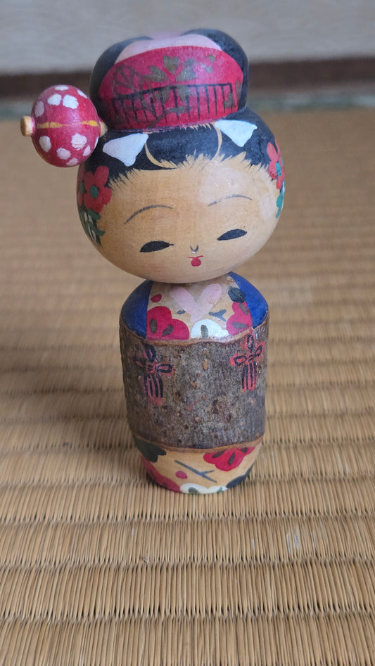 🎎 Kokeshi sōsaku — coiffure élaborée, écorce naturelle et hochet suspendu