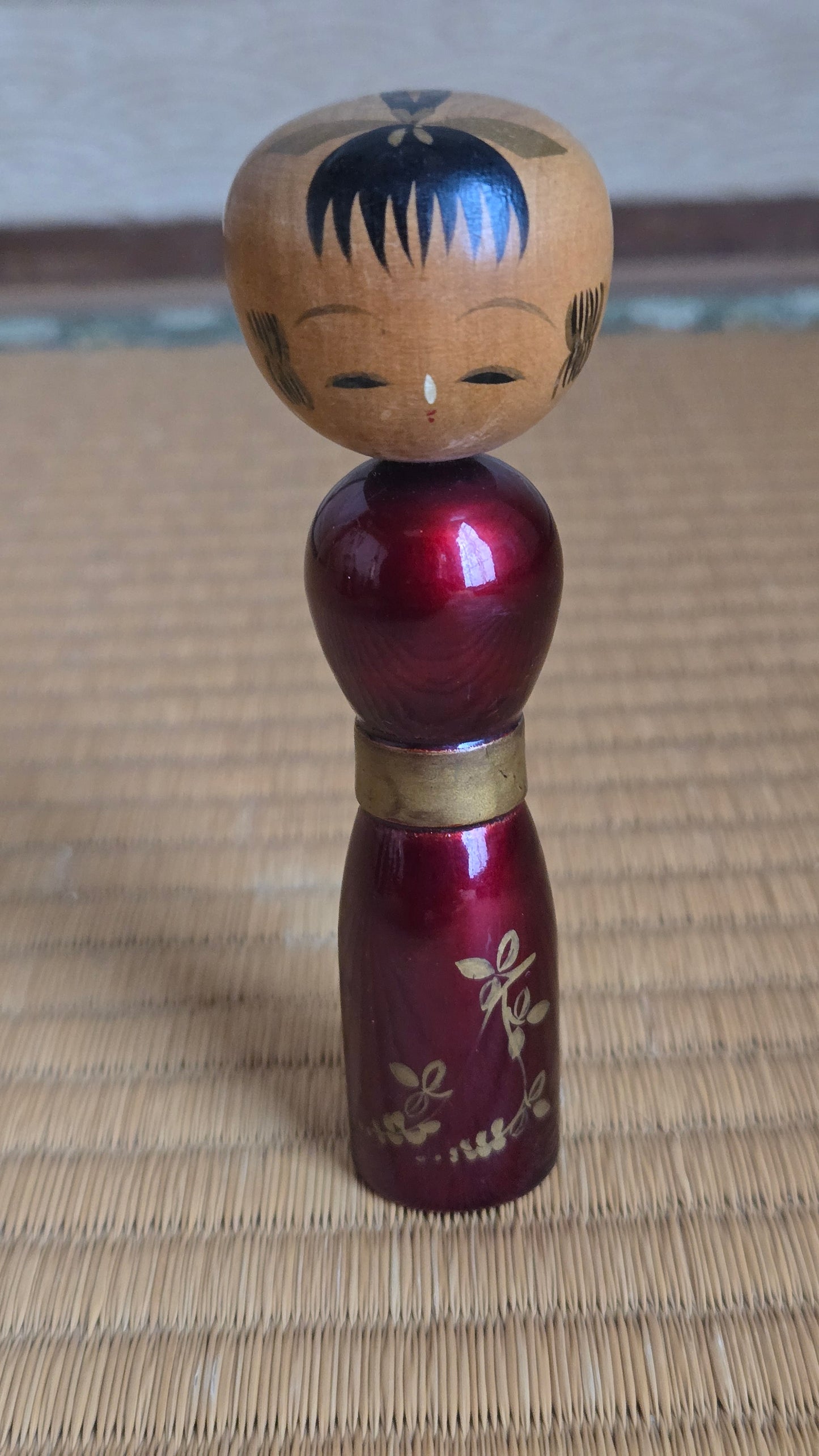 🎎 Kokeshi laquée bordeaux — silhouette en calice et décor floral doré