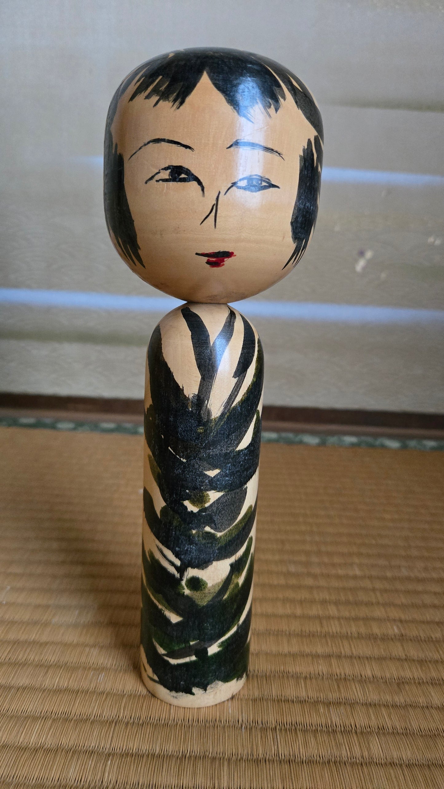 🎎 Kokeshi sōsaku d'expression — visage au regard intense, corps à motif abstrait peint au pinceau