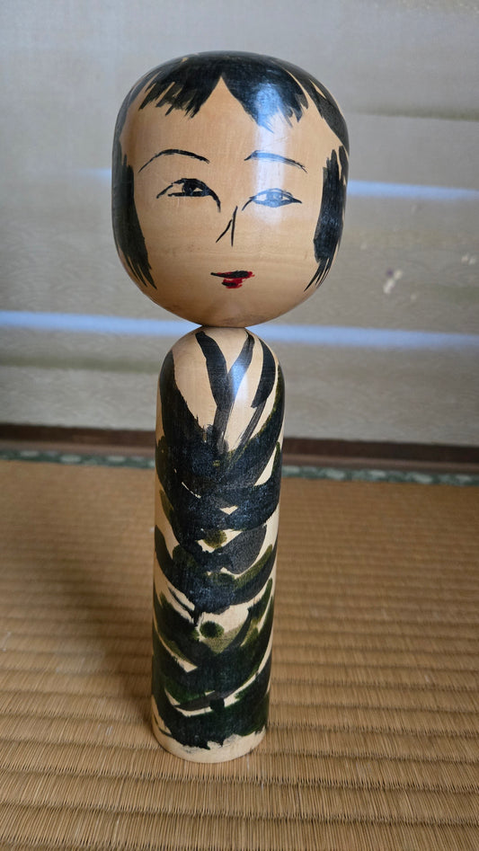 🎎 Kokeshi sōsaku d'expression — visage au regard intense, corps à motif abstrait peint au pinceau
