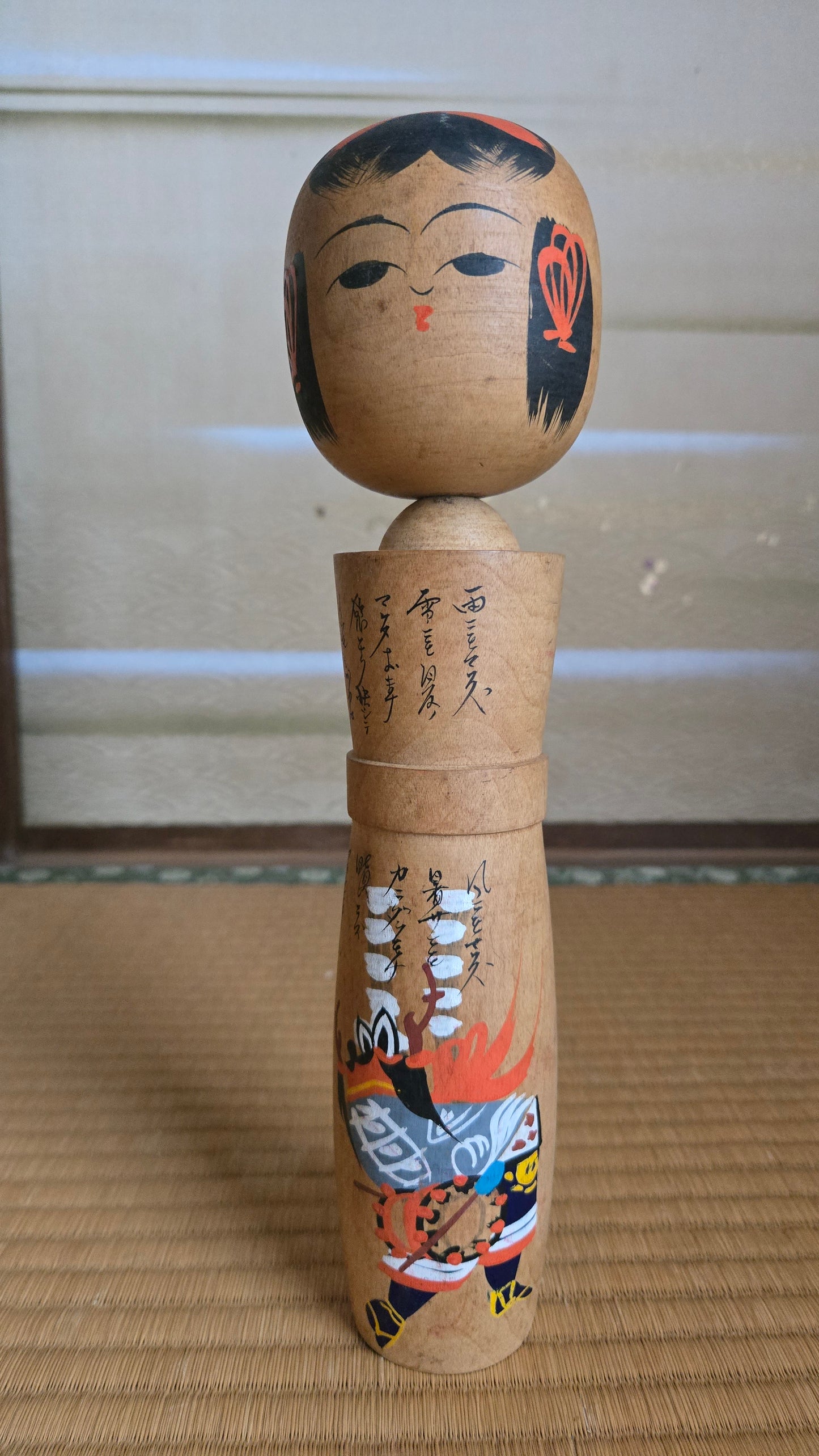 🎎 Grande kokeshi calligraphiée — poème peint et scène de guerrier dans les flammes