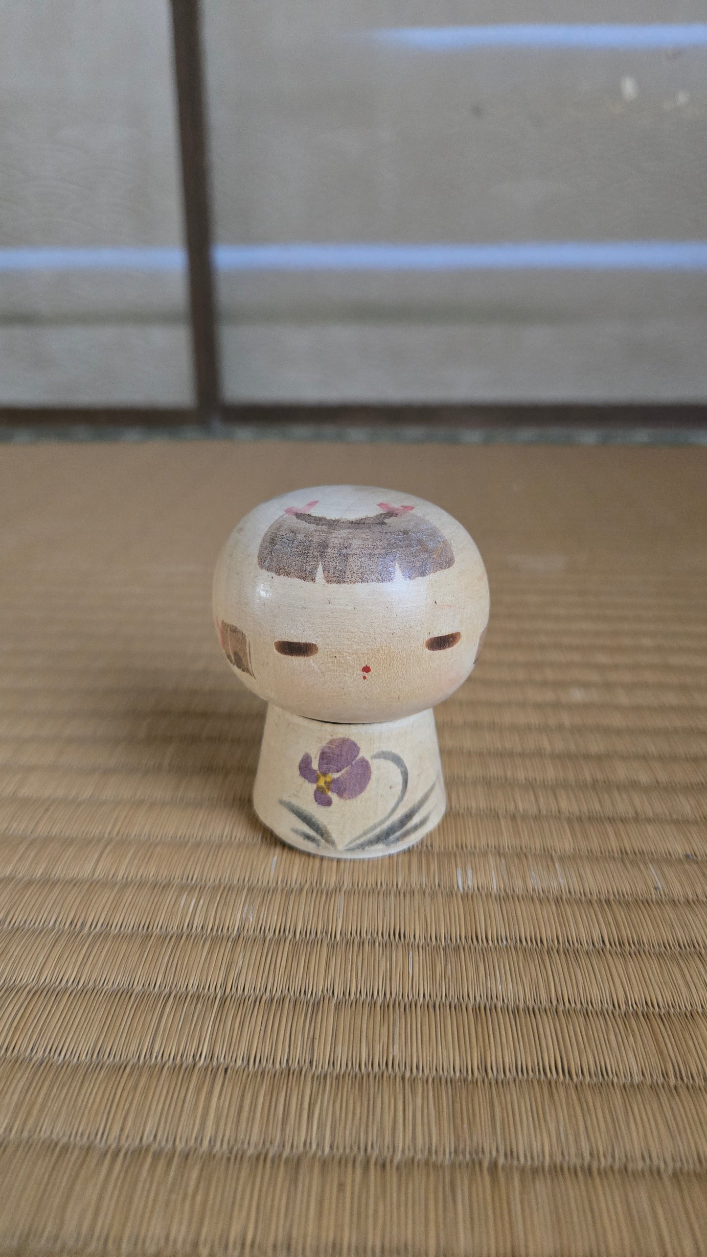 🎎 Sōsaku kokeshi peinte à la main — Motif floral — Pièce artisanale japonaise