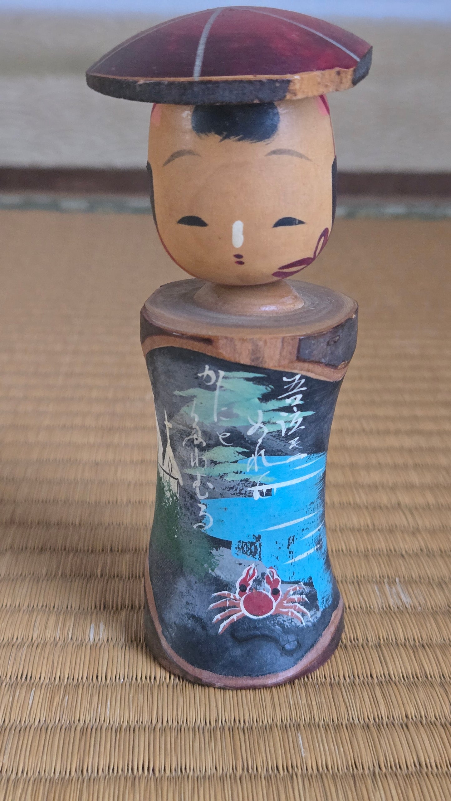 🎎 Poupée en bois traditionnelle avec chapeau, décor marin — Pièce artisanale japonaise