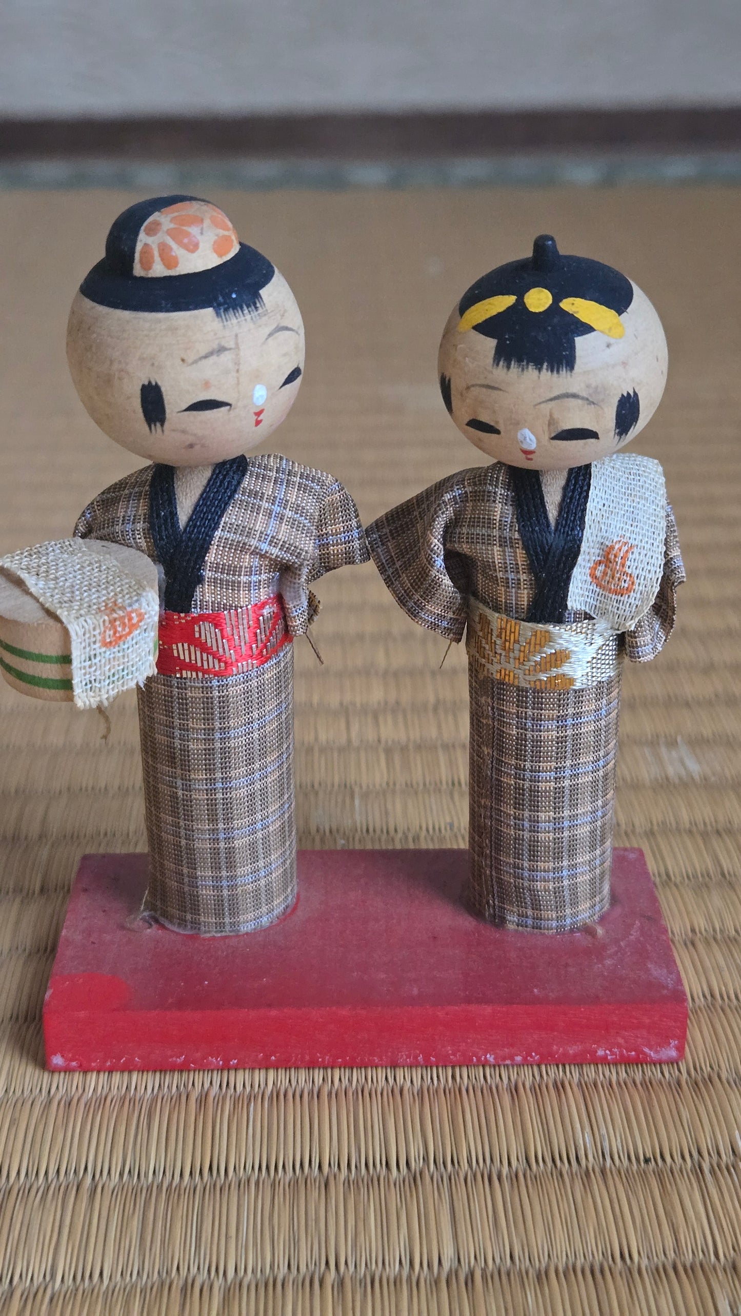 🎎 Couple de poupées en bois costumées, souvenir d'onsen — Pièce artisanale japonaise