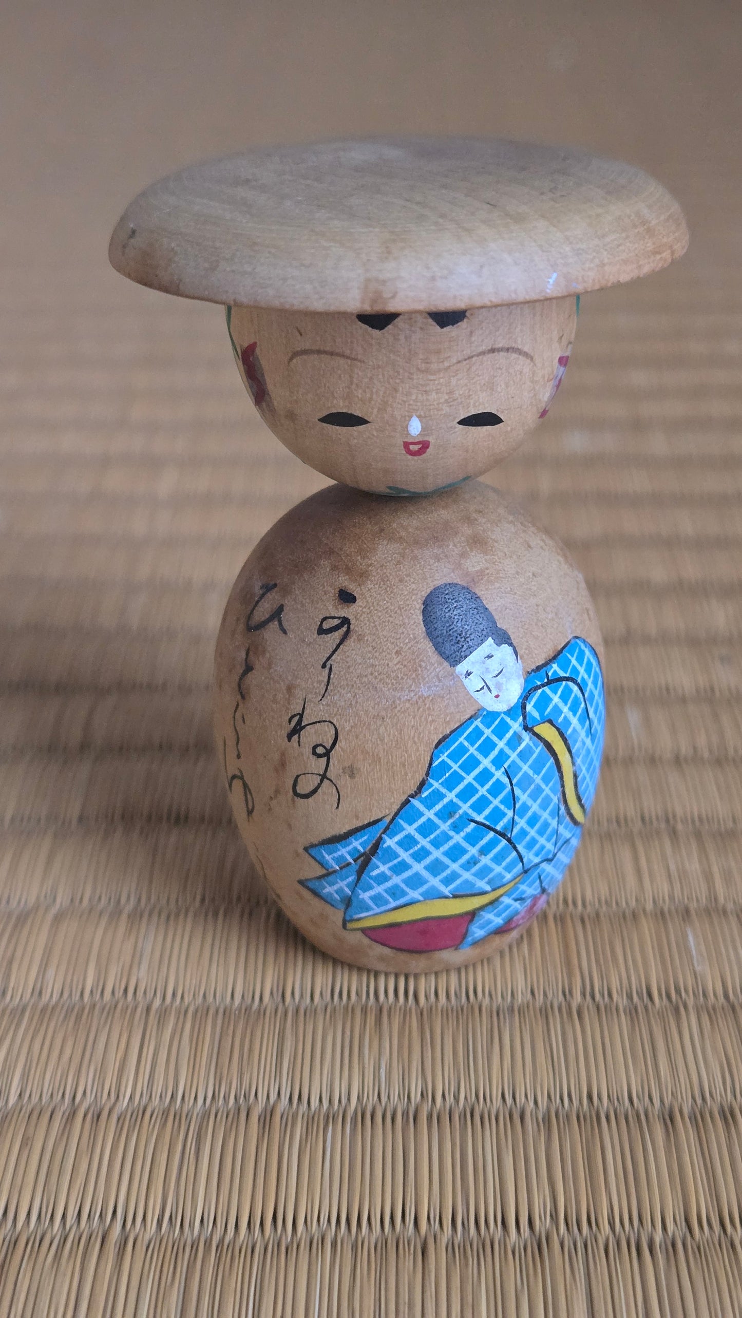 🎎 Poupée en bois avec chapeau, décor de personnage en kimono — Pièce artisanale japonaise
