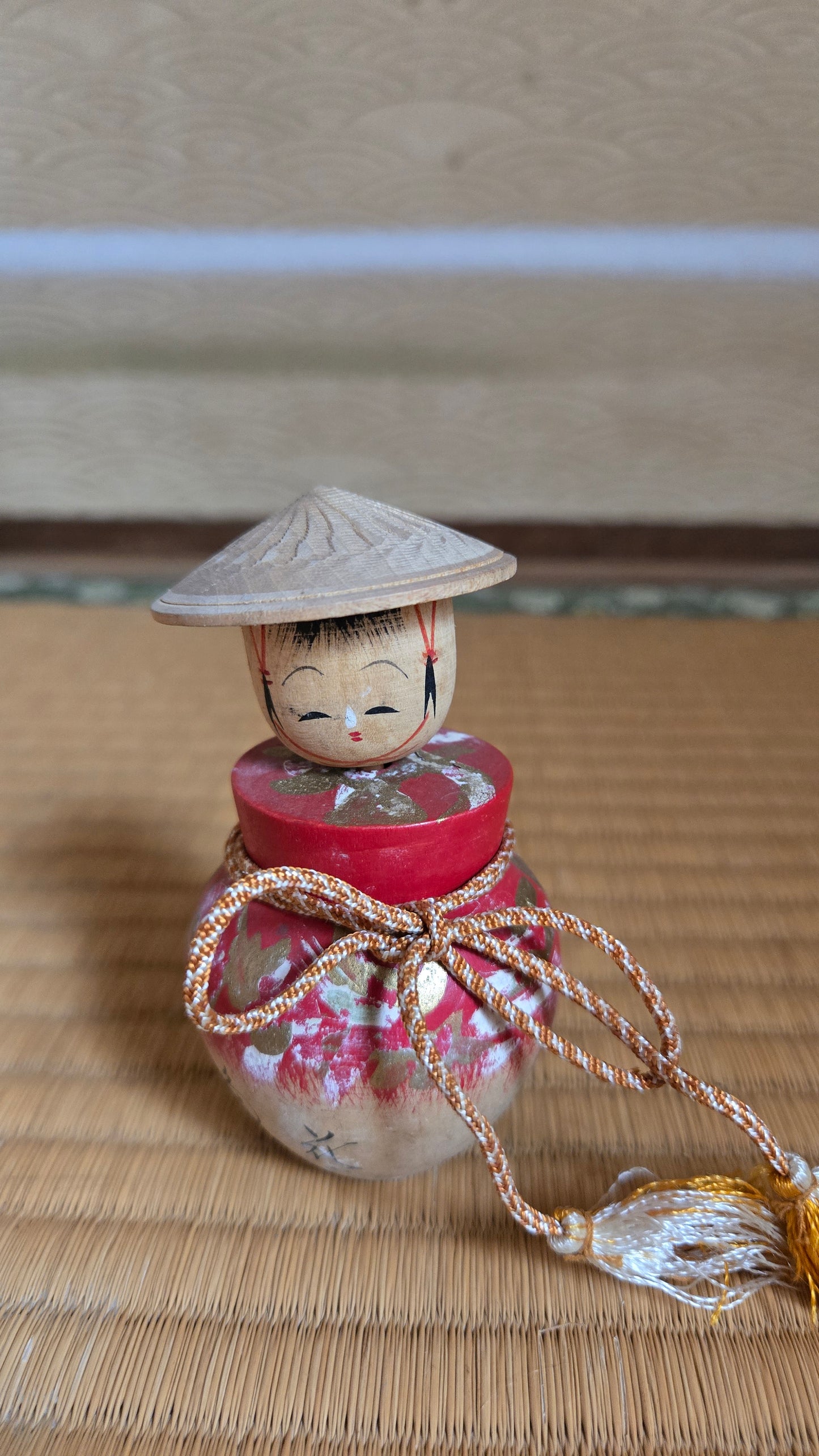 🎎 Kokeshi ancienne à chapeau de bois