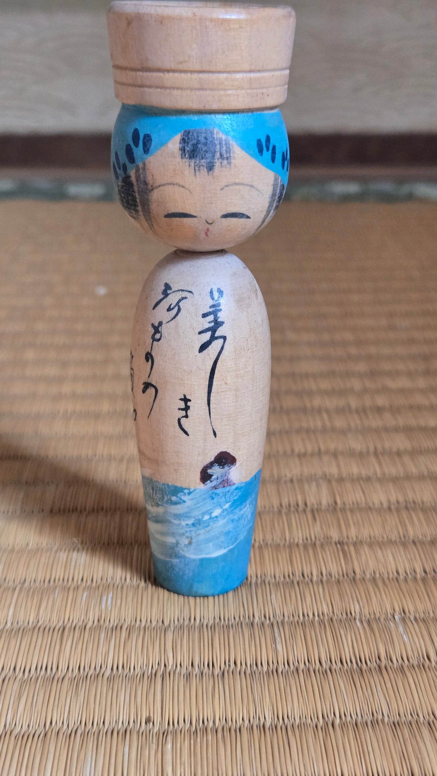🎎 Sōsaku kokeshi calligraphiée, scène de vagues et poème peint