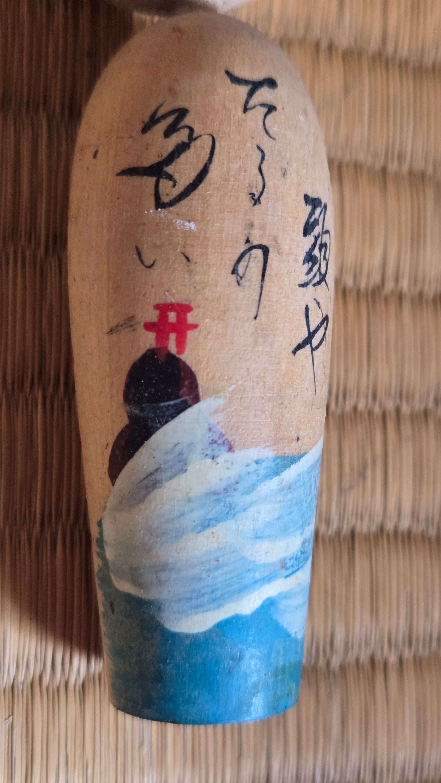 🎎 Sōsaku kokeshi calligraphiée, scène de vagues et poème peint