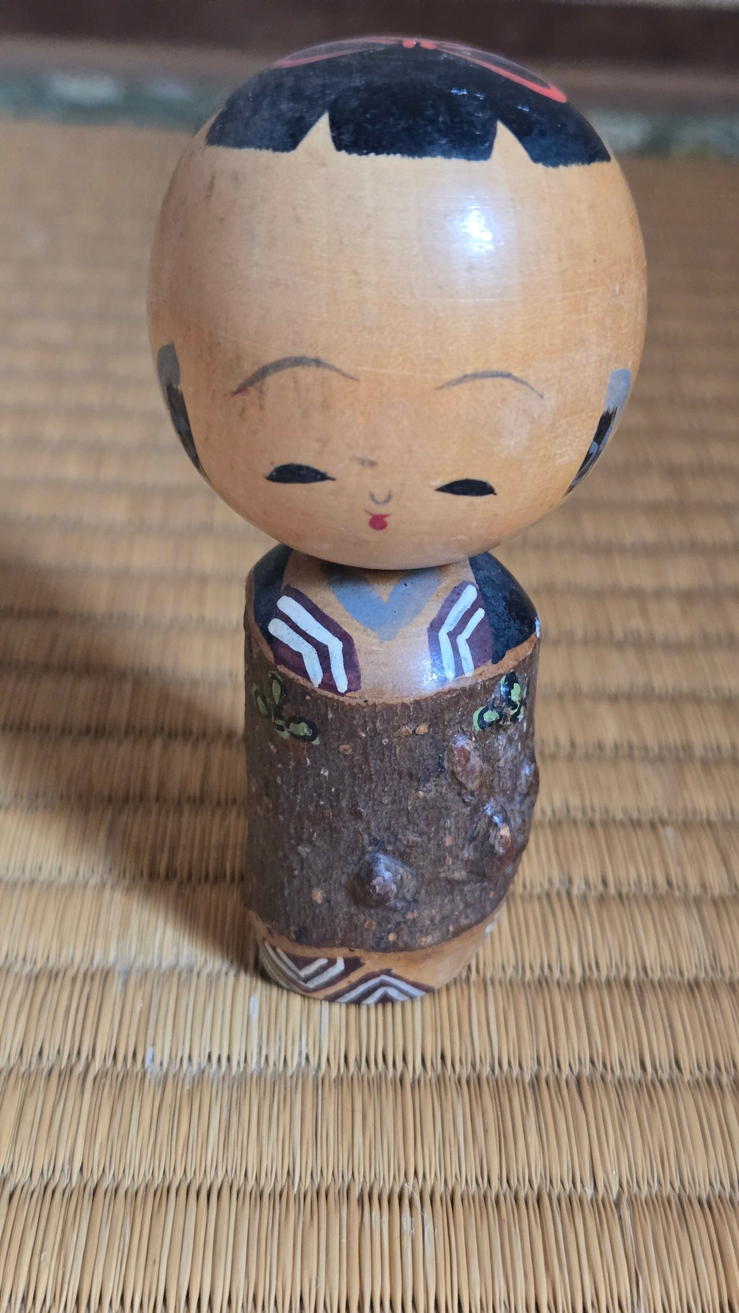 🎎 Kokeshi à tête ronde et corps en écorce naturelle