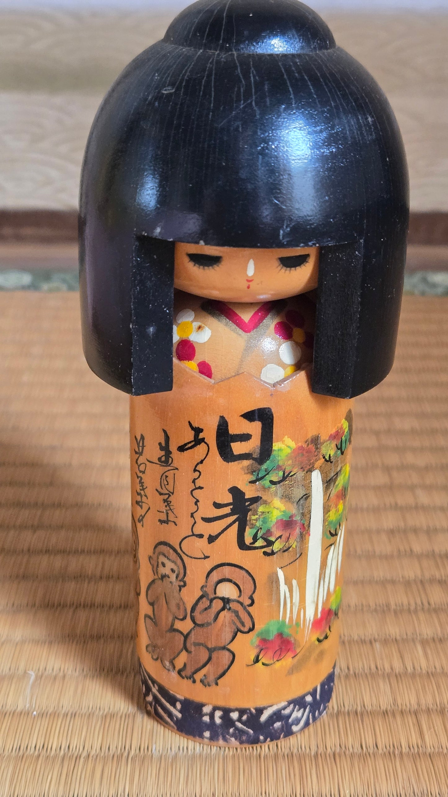 🎎 Kokeshi souvenir de Nikkō, décor de singes et cascade