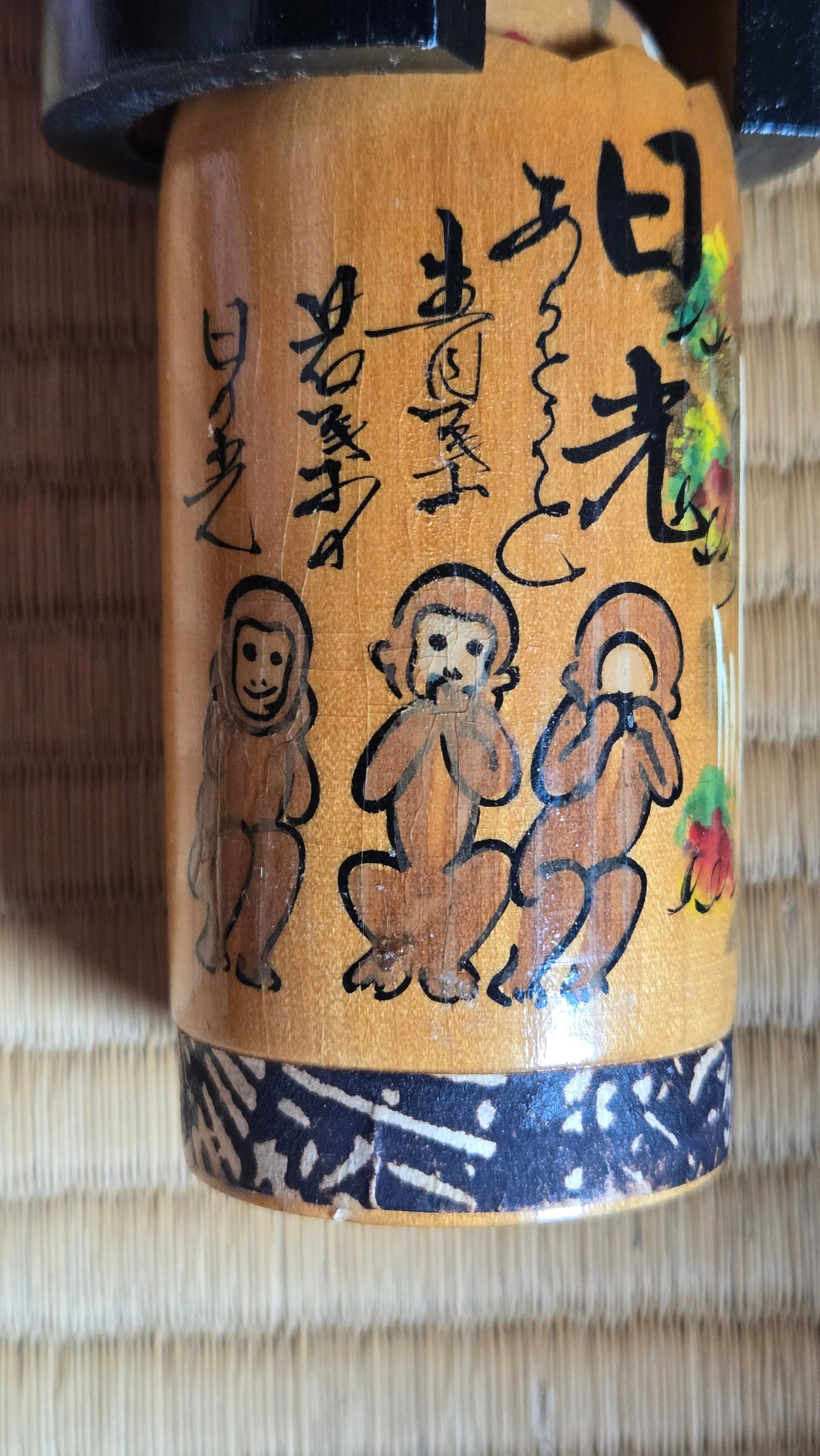 🎎 Kokeshi souvenir de Nikkō, décor de singes et cascade