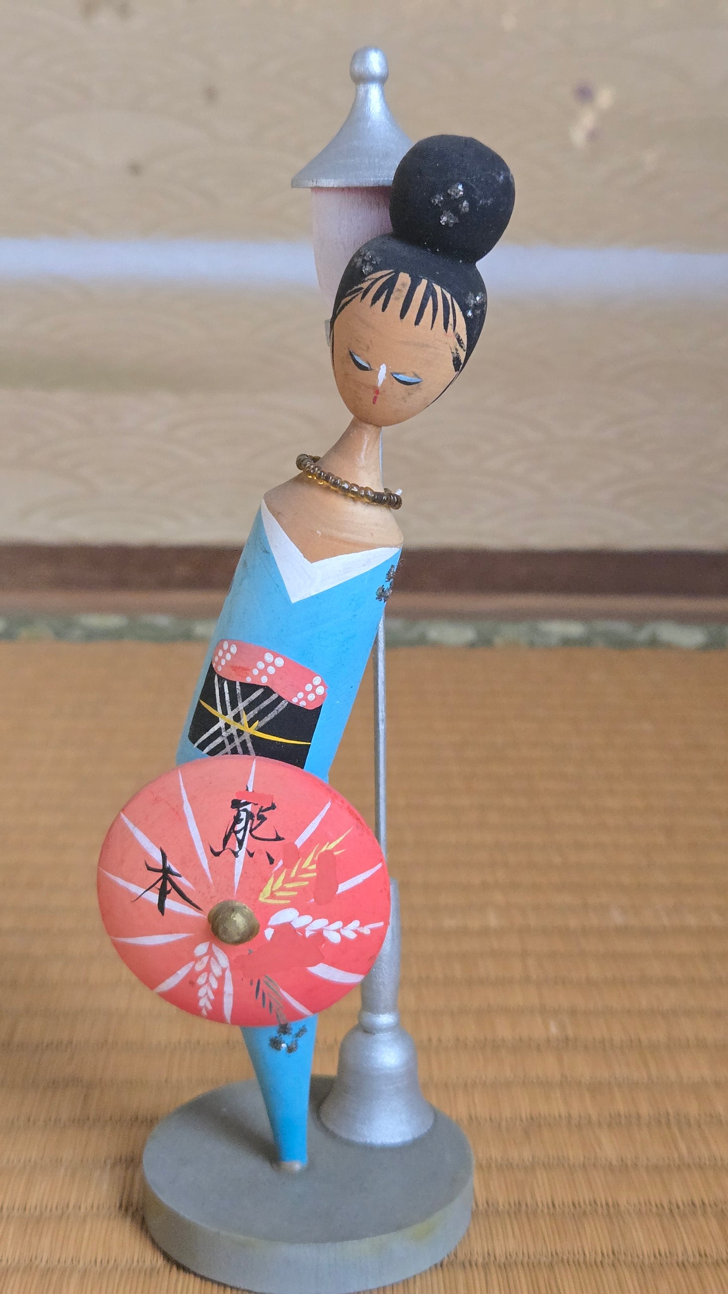 🎎 Poupée bois vintage en kimono, ombrelle et lanterne miniature