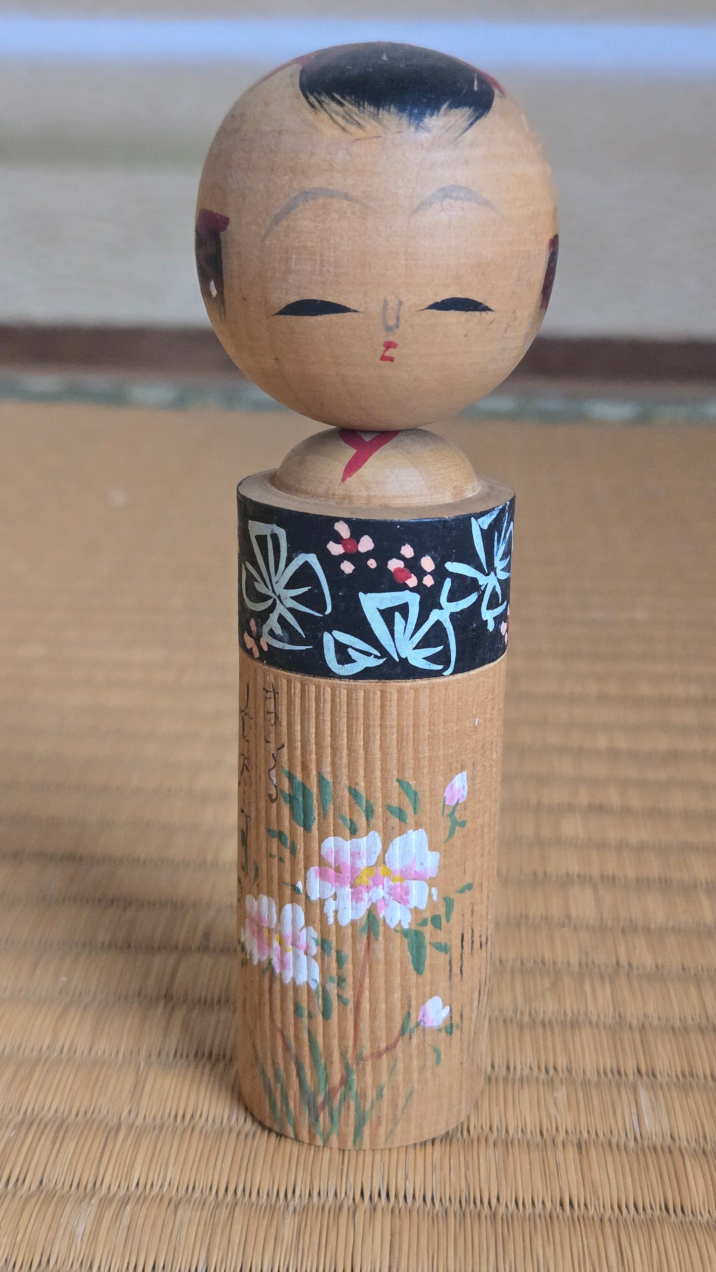 🎎 Kokeshi traditionnelle, motif floral et large frange noire