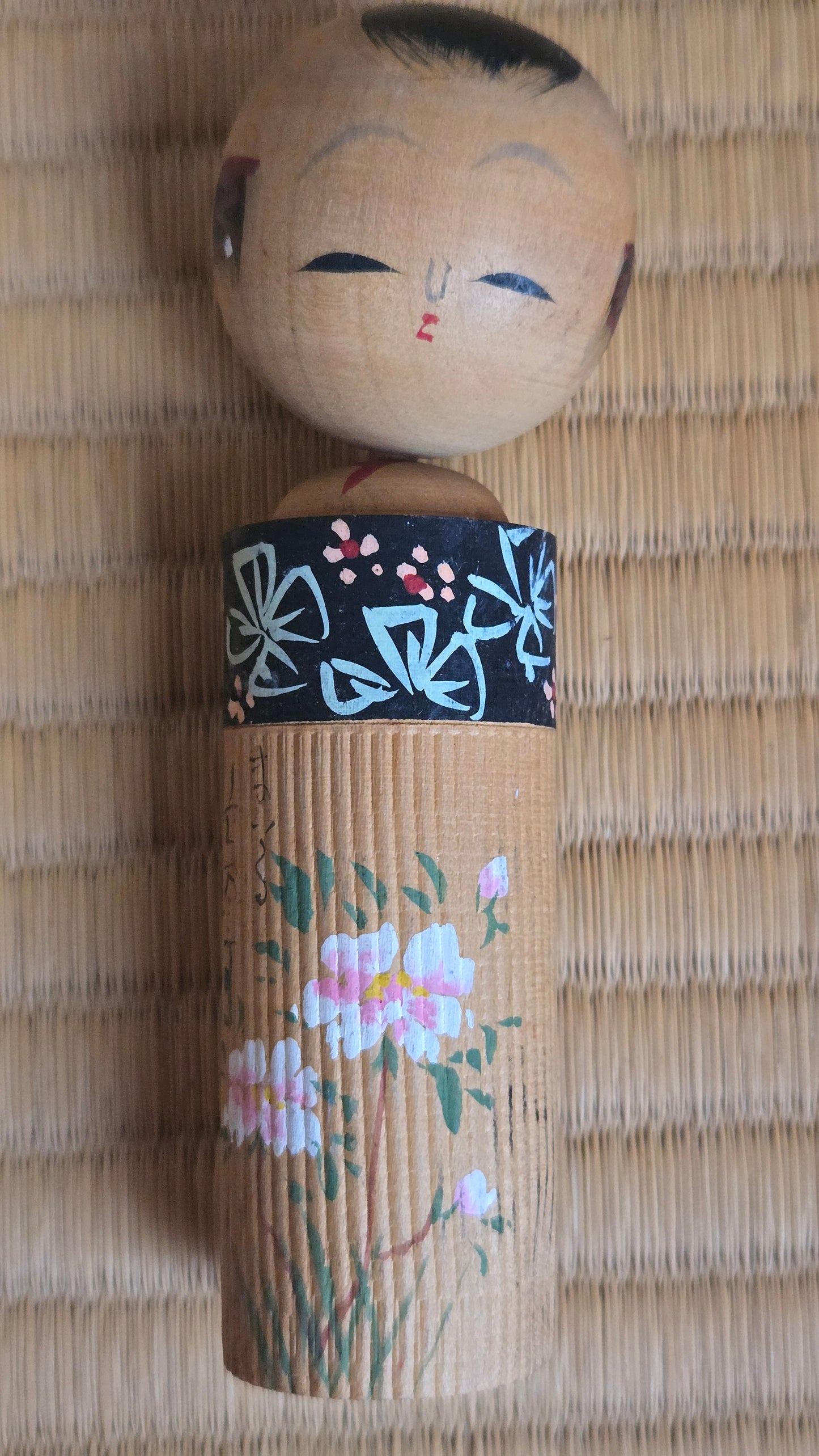 🎎 Kokeshi traditionnelle, motif floral et large frange noire