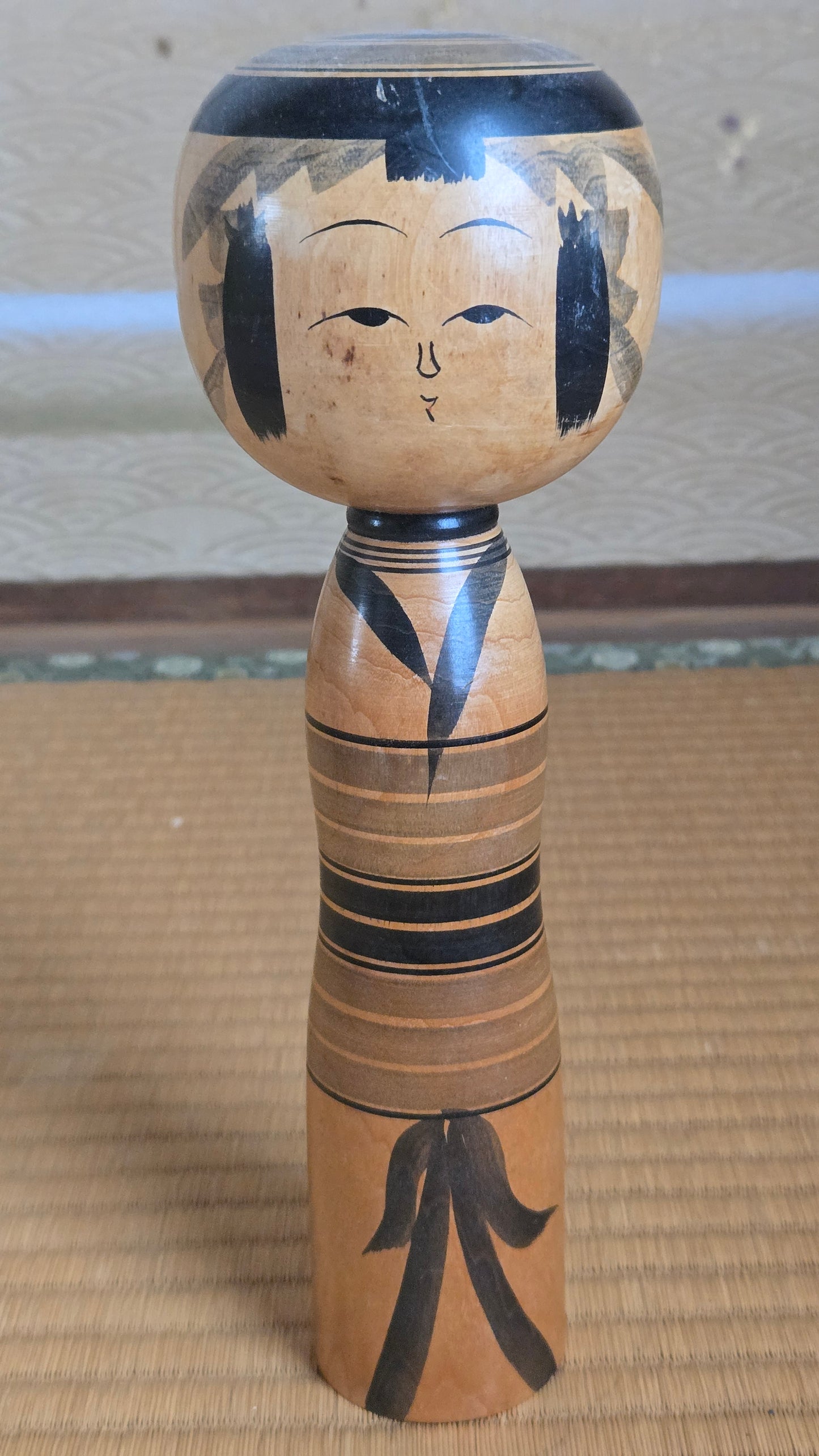 🎎 Kokeshi traditionnelle, style sansaku, corps rayé noir et brun