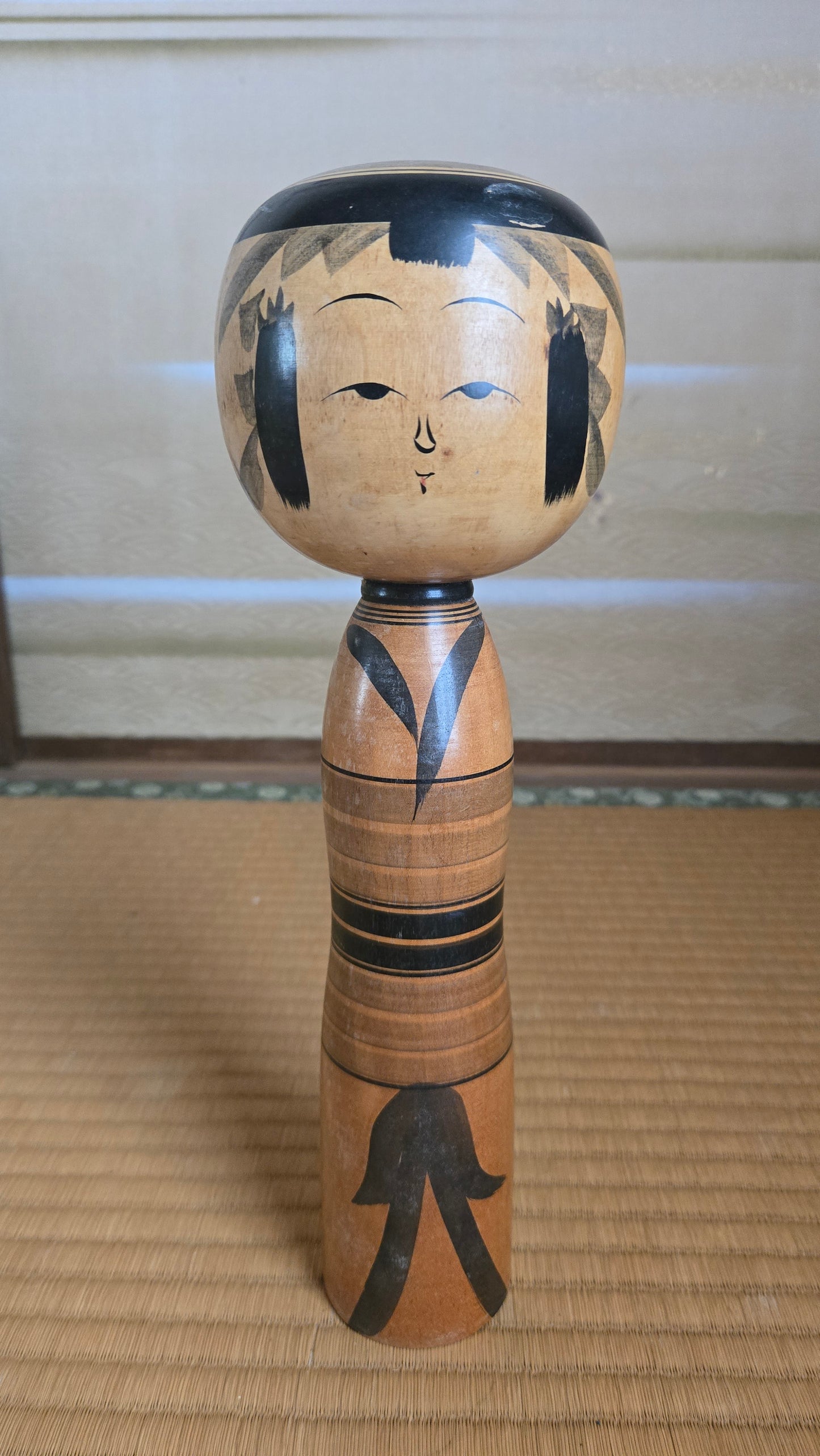 🎎 Kokeshi traditionnelle, style sansaku, corps rayé noir et brun