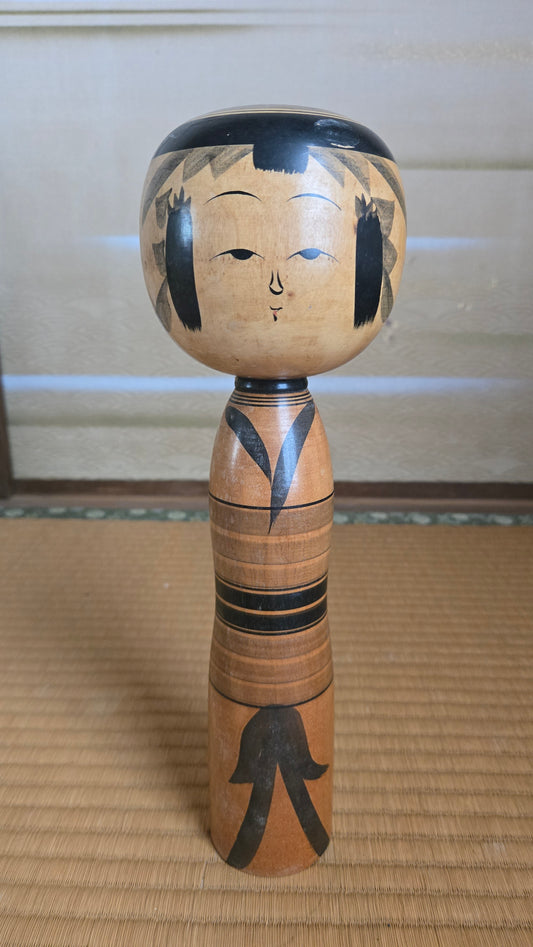 🎎 Kokeshi traditionnelle, style sansaku, corps rayé noir et brun