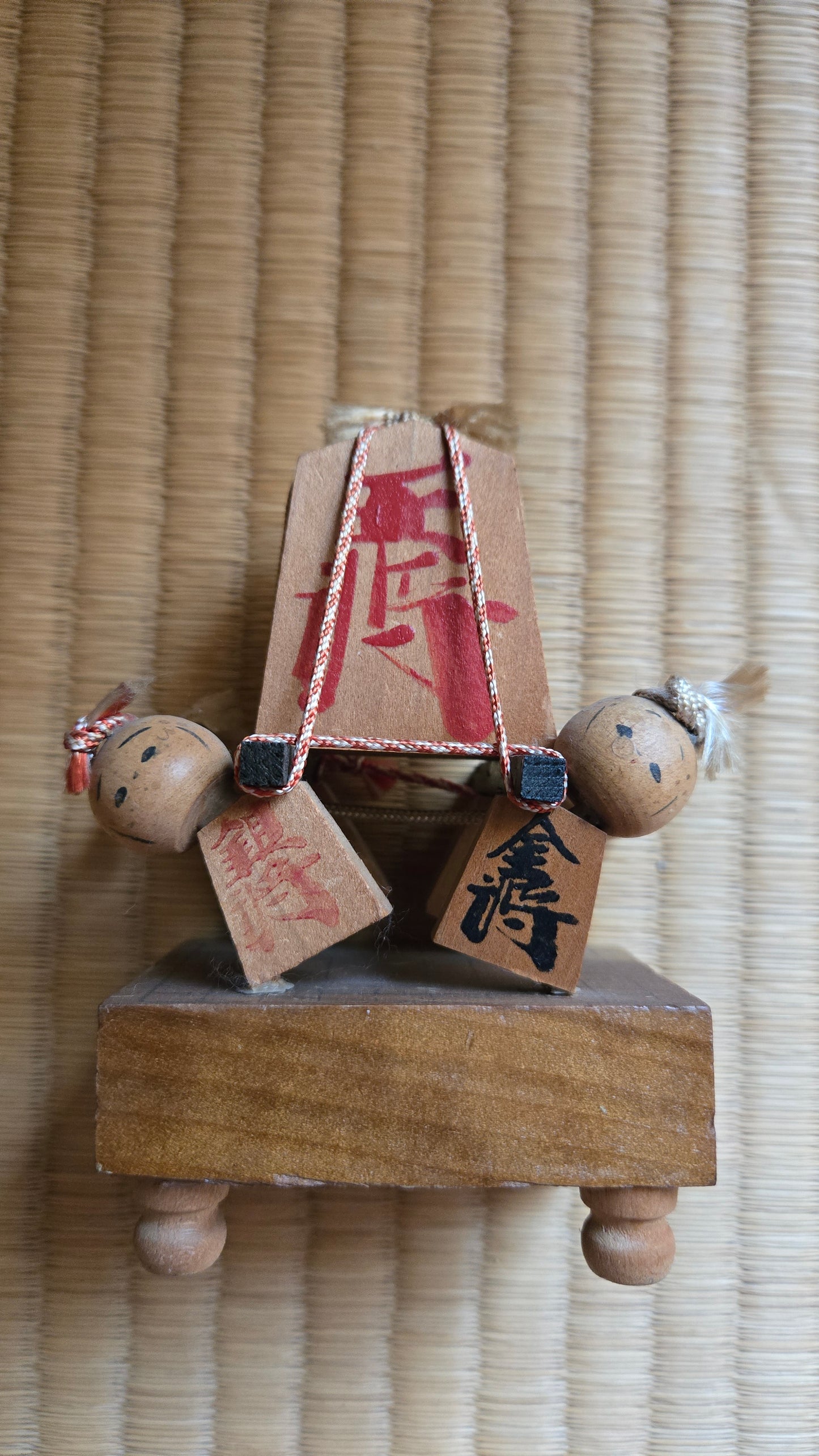 🪵 Amulette en bois à pièces de shōgi et kokeshi — Japon, XXe siècle