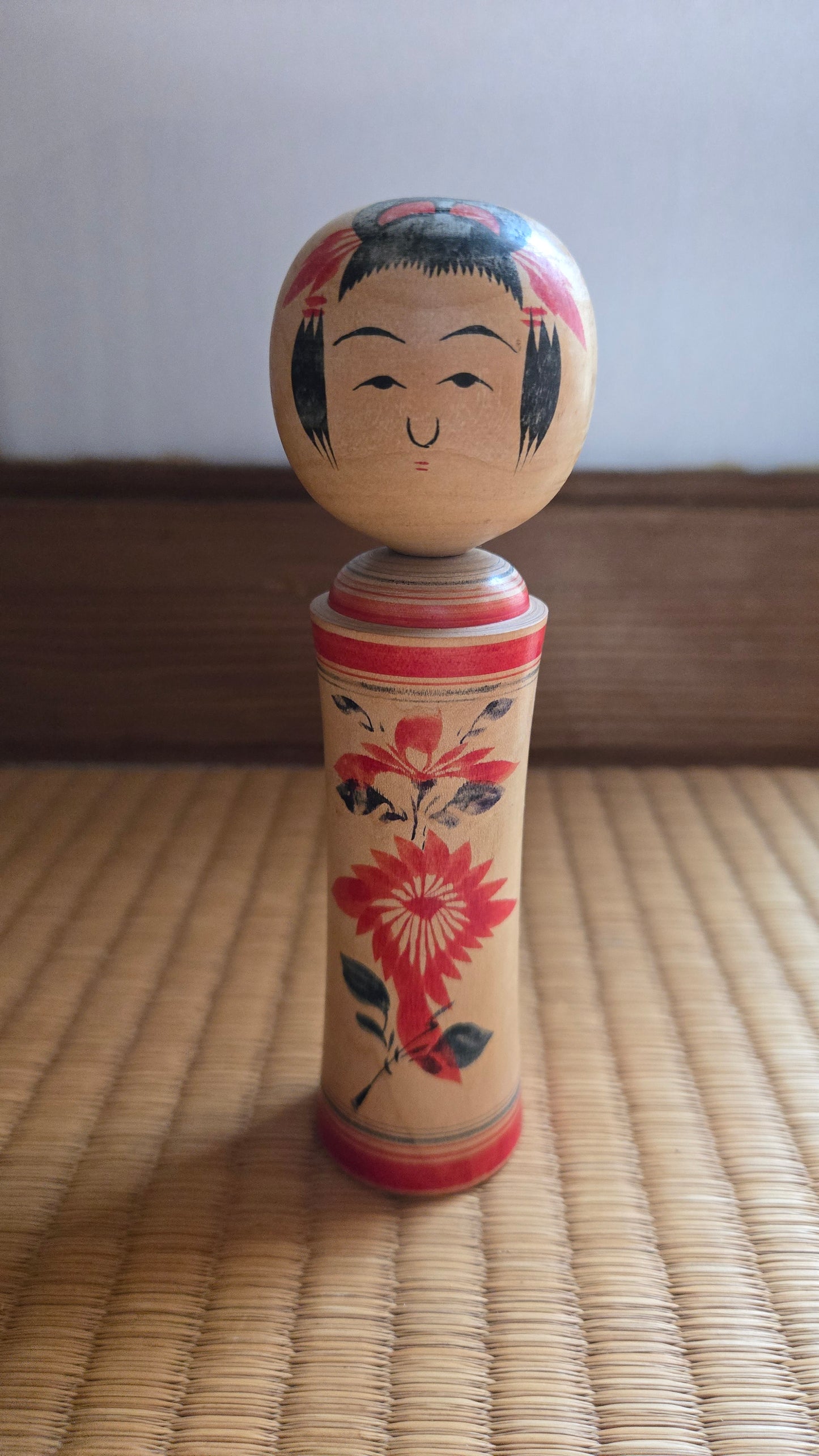 🎎 Kokeshi traditionnelle à motif floral — Naruko