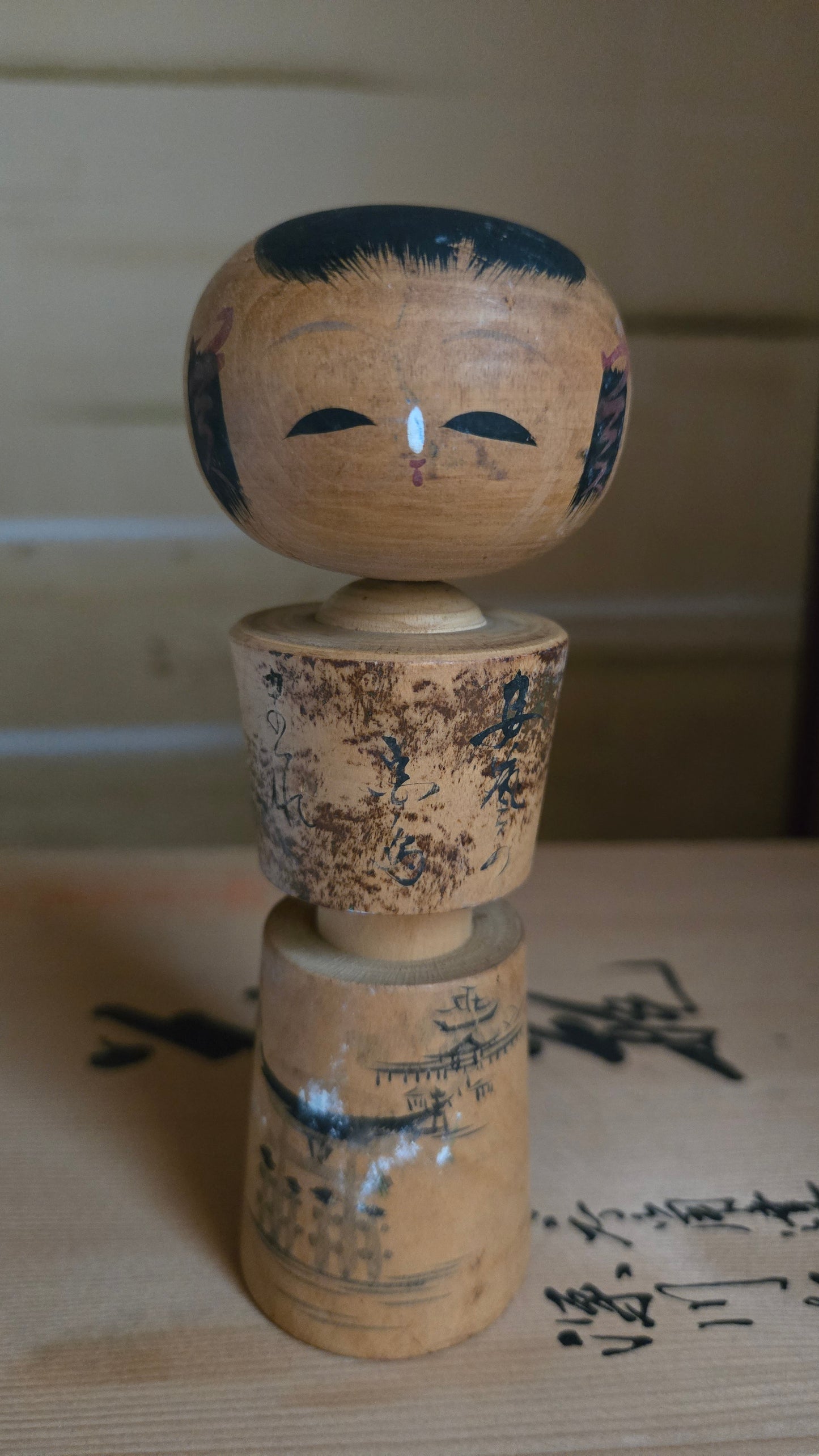 🎎 Kokeshi-souvenir à décor peint (paysage et calligraphie