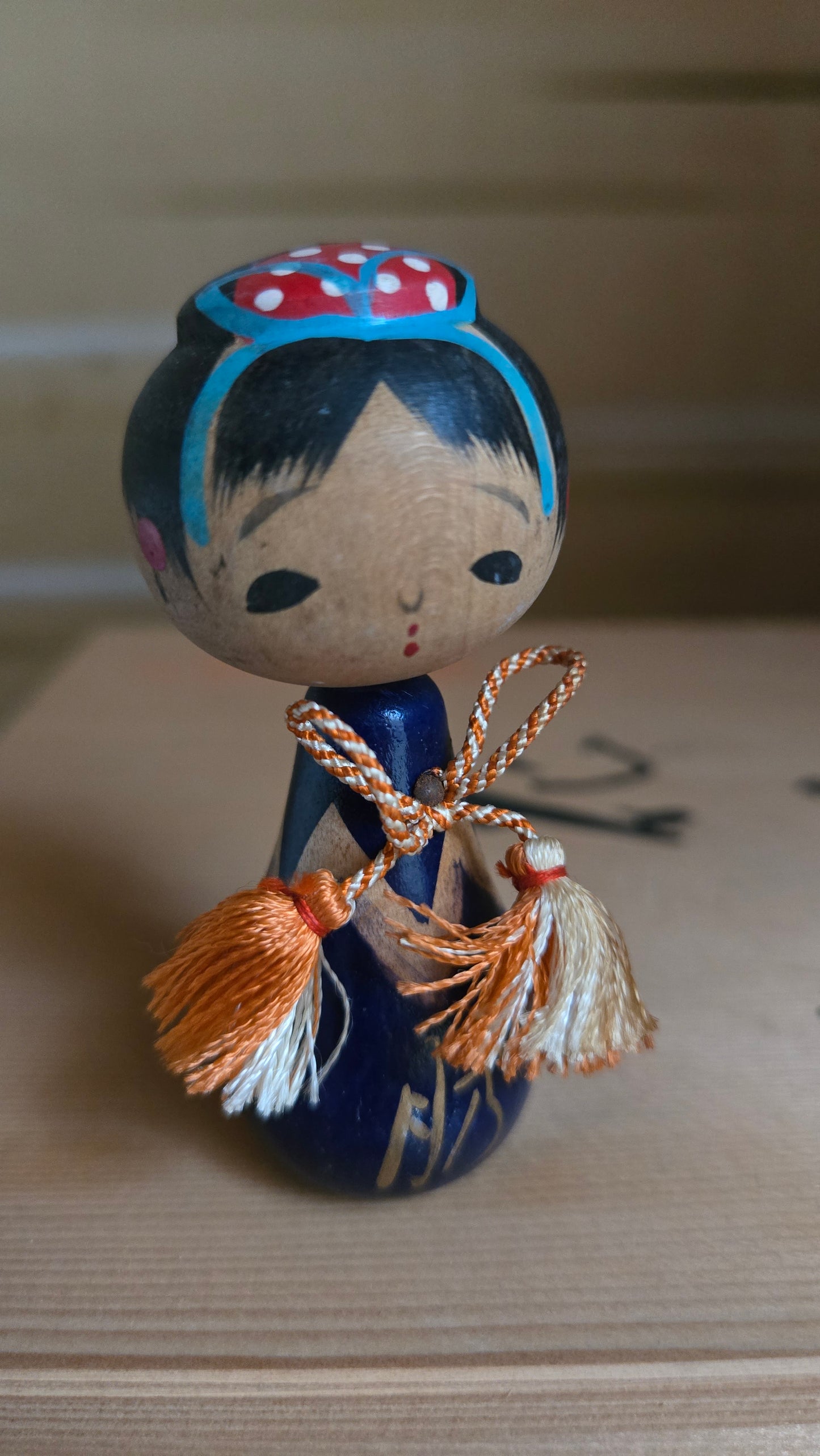 🎎 Kokeshi créative (sōsaku) au look moderne et cordon décoratif