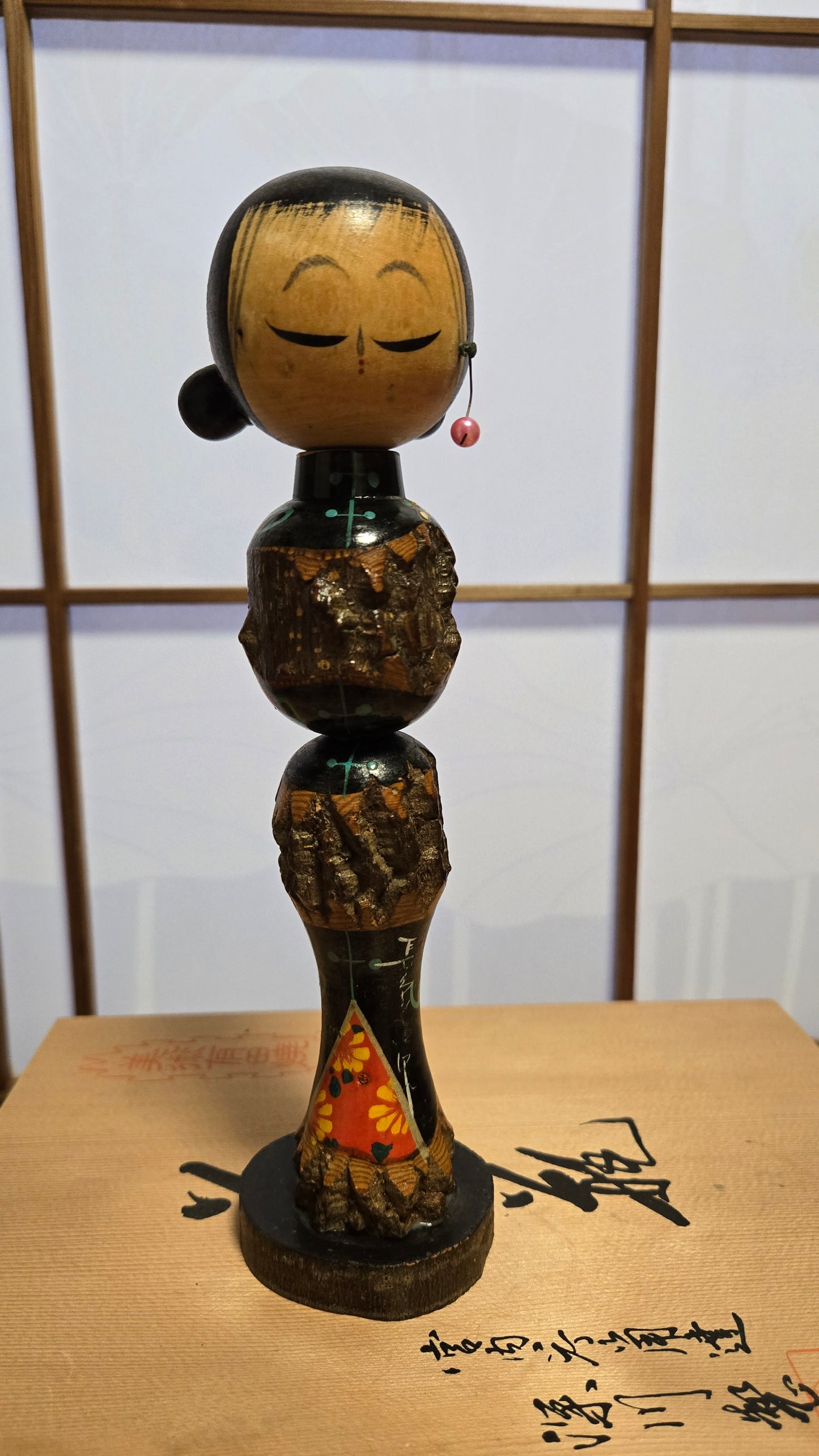 🎎 Kokeshi sōsaku — sculptée en écorce et laque noire, pendentif corail